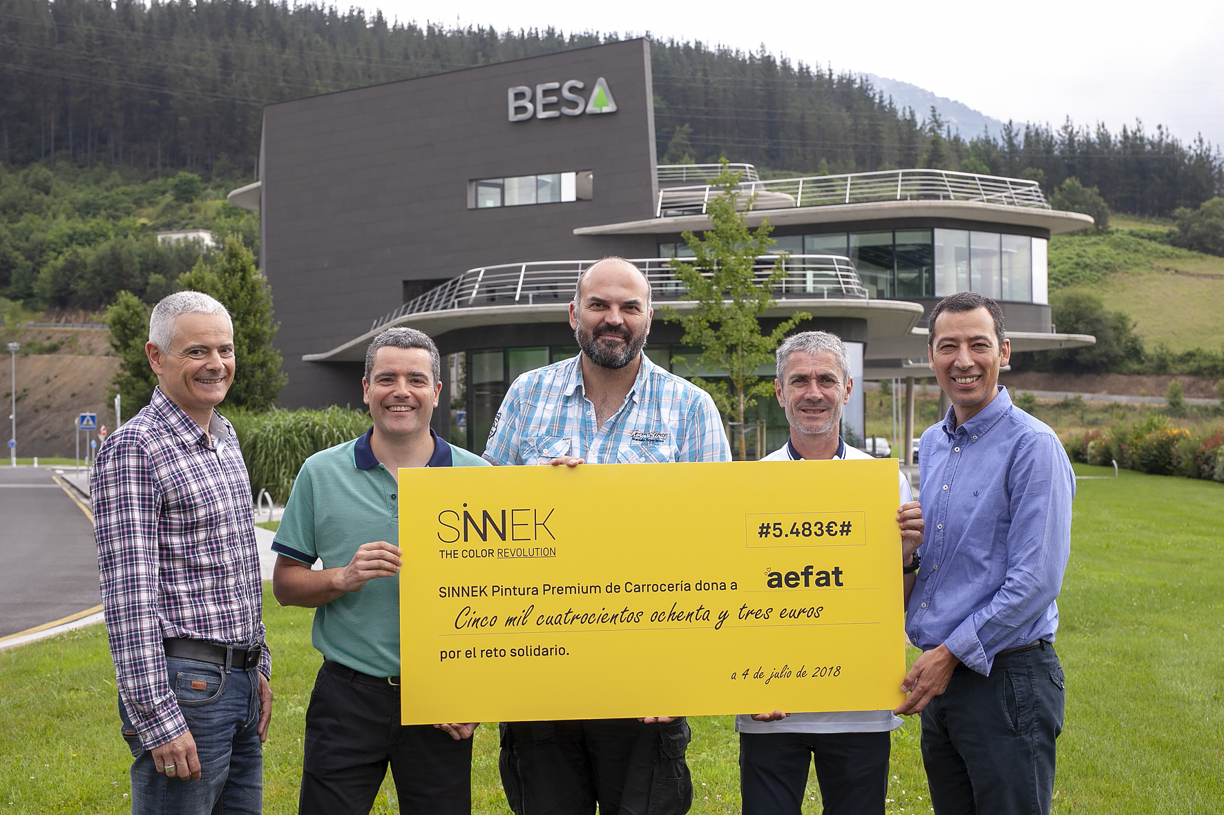 Entrega cheque Reto Sinnek Foto Xavier dArquer