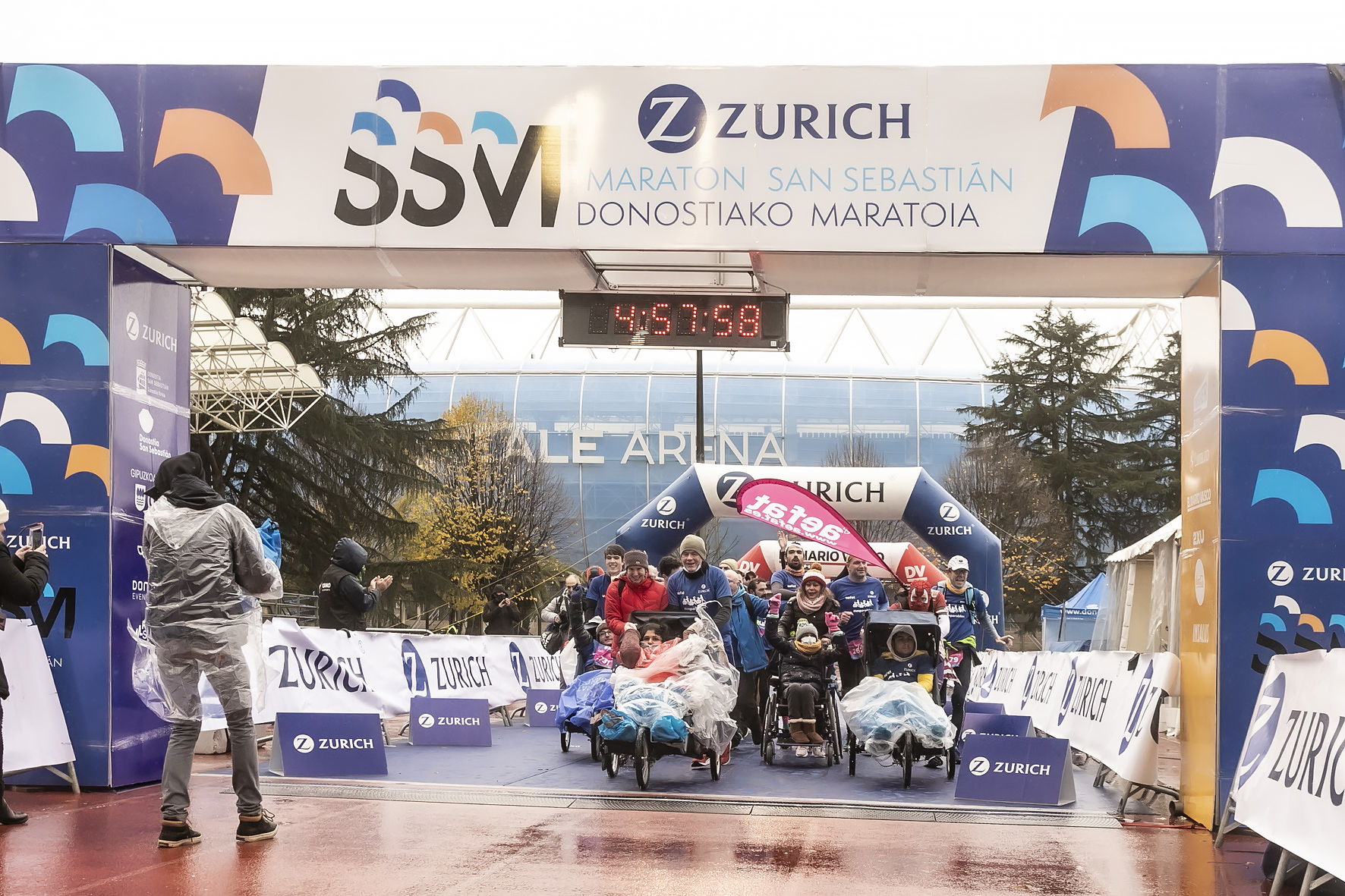 Equipo Zurich Aefat en Maratón San Sebastián 2021 llegada a meta