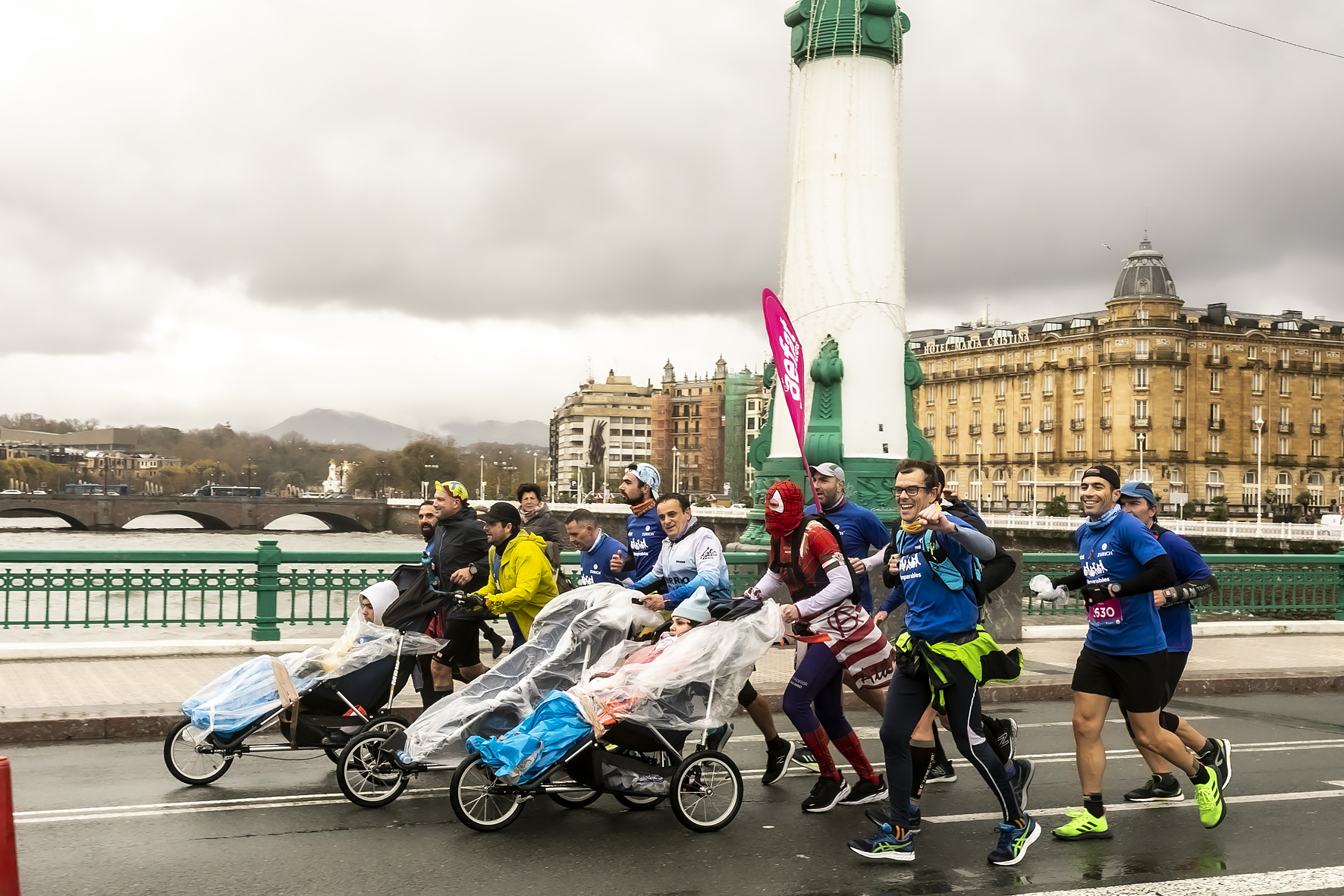 Equipo Zurich Aefat en Maratón San Sebastián 2021 puente