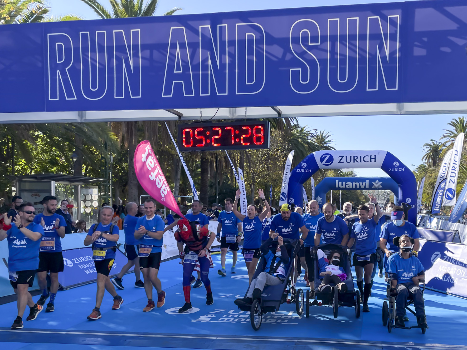 8 Equipo Zurich Aefat en Maratón Málaga 2021 meta