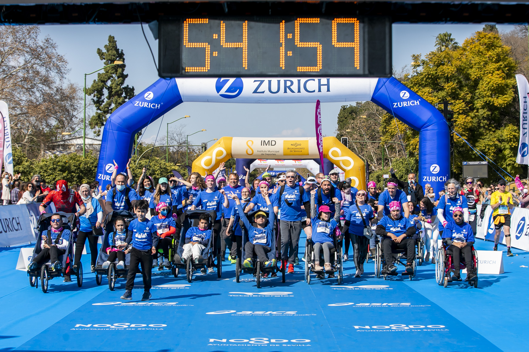 Equipo Zurich Aefat en Zurich Maratón Sevilla 2022 Foto Xavier dArquer meta
