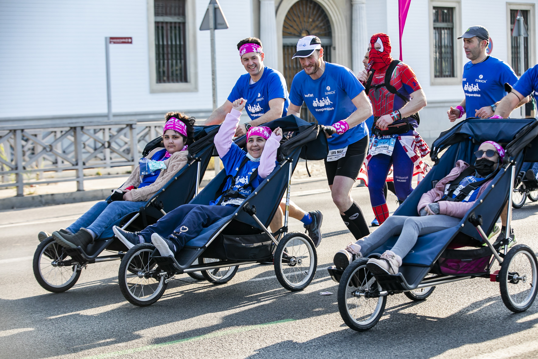 Equipo Zurich Aefat en Zurich Maratón Sevilla 2022 Foto Xavier dArquer 3