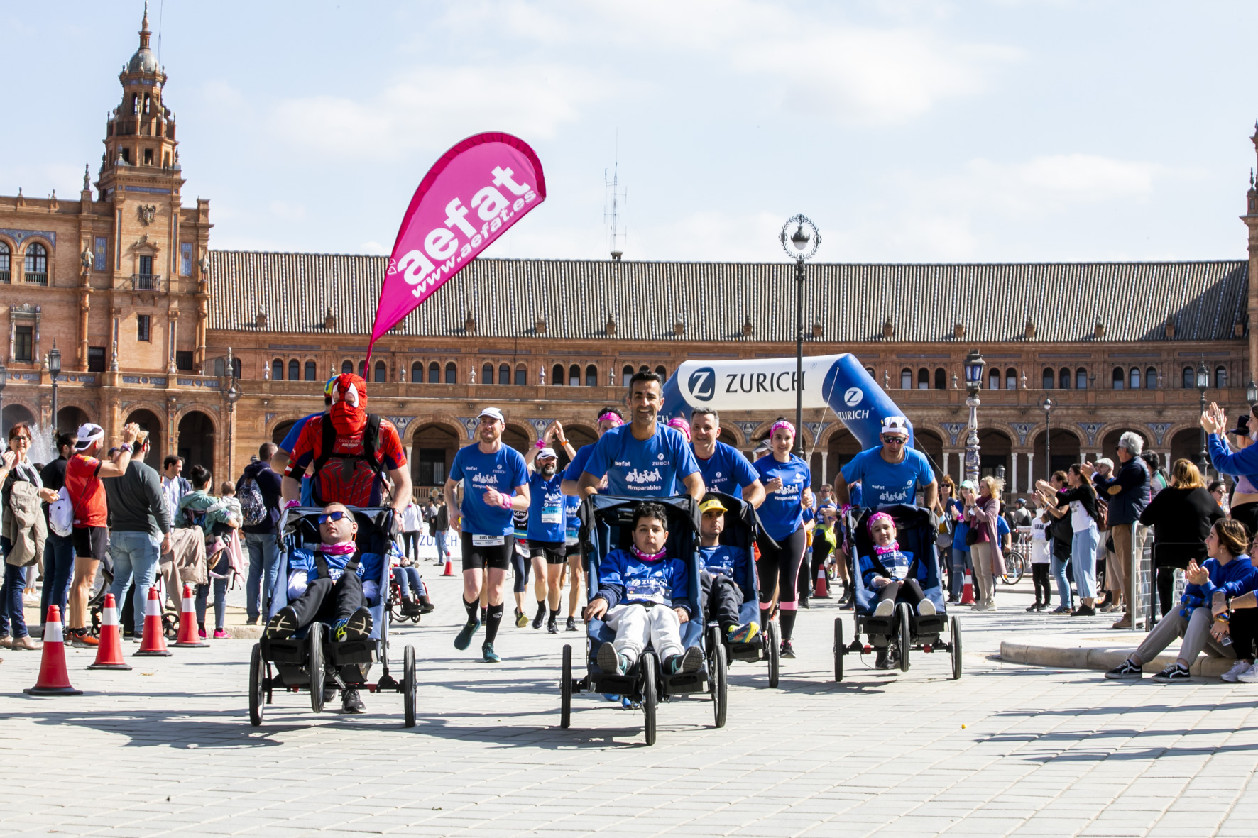 Equipo Zurich Aefat en Zurich Maratón Sevilla 2022 Foto Xavier dArquer arco Zurich 2