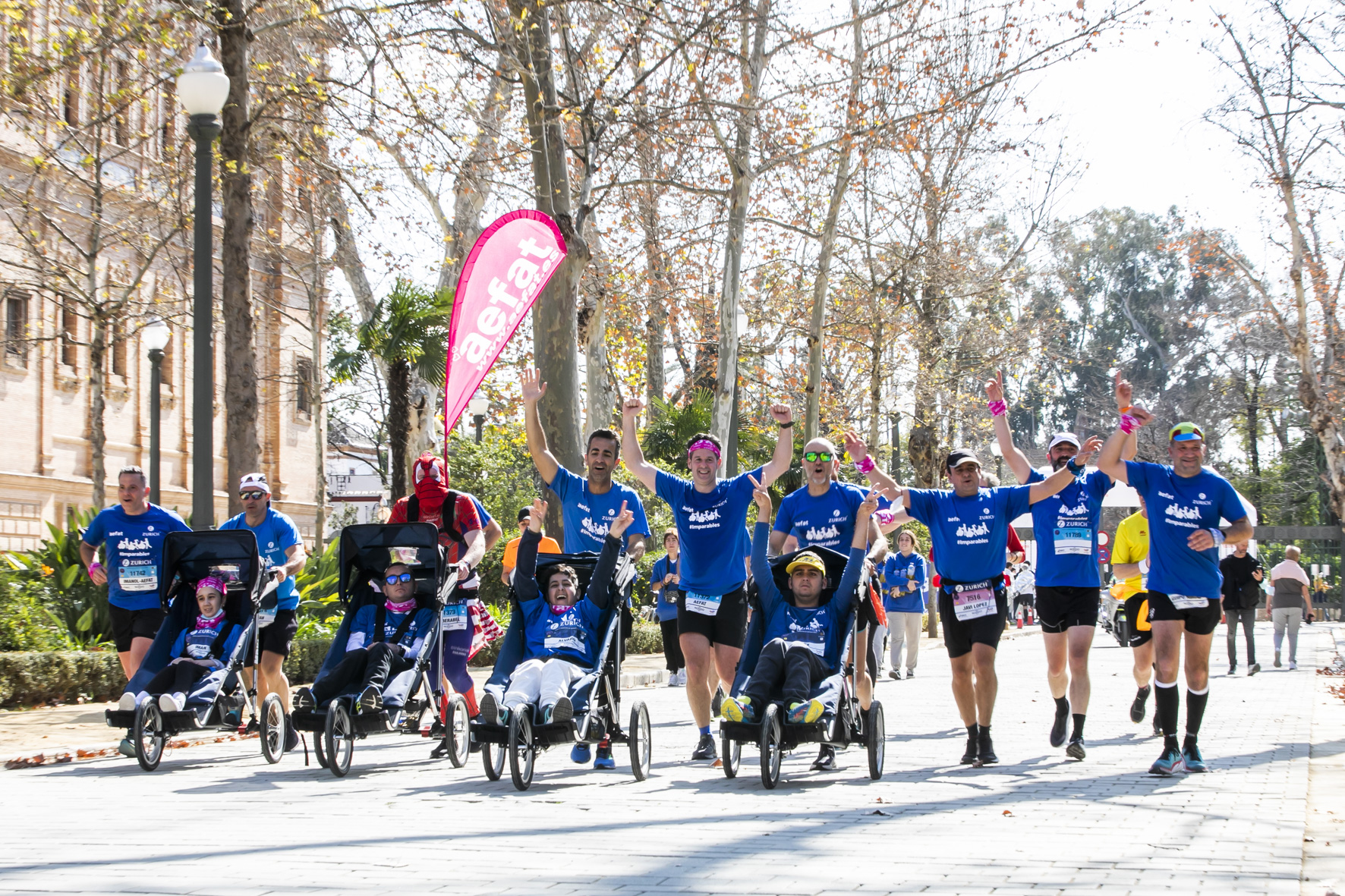 Equipo Zurich Aefat en Zurich Maratón Sevilla 2022 Foto Xavier dArquer brazos arriba