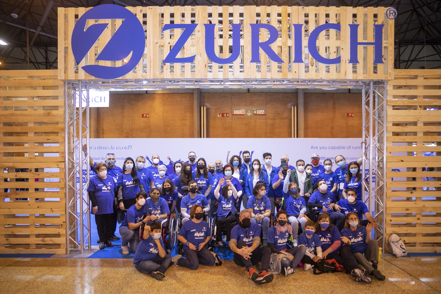 Equipo Zurich Aefat en Zurich Maratón Sevilla 2022 Foto Xavier dArquer stand