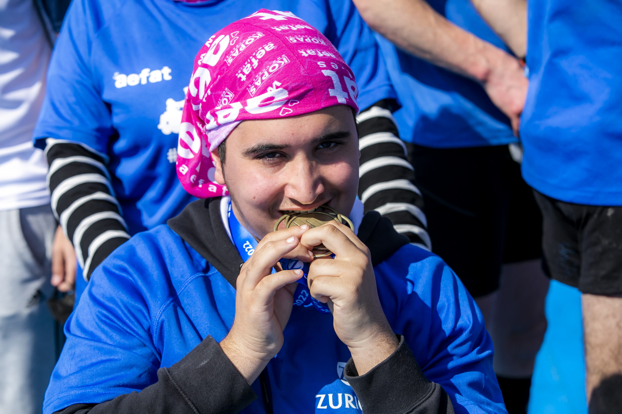 Equipo Zurich Aefat en Maratón Sevilla 2022 Foto Xavier dArquer Valentín con medalla
