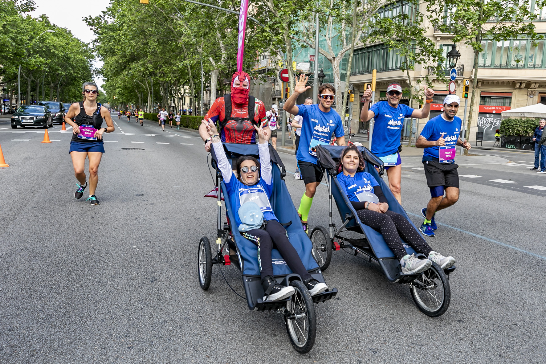 Gran Via Equipo Zurich Aefat en Zurich Marató Barcelona 2022 Foto Xavier dArquer Doblestudio