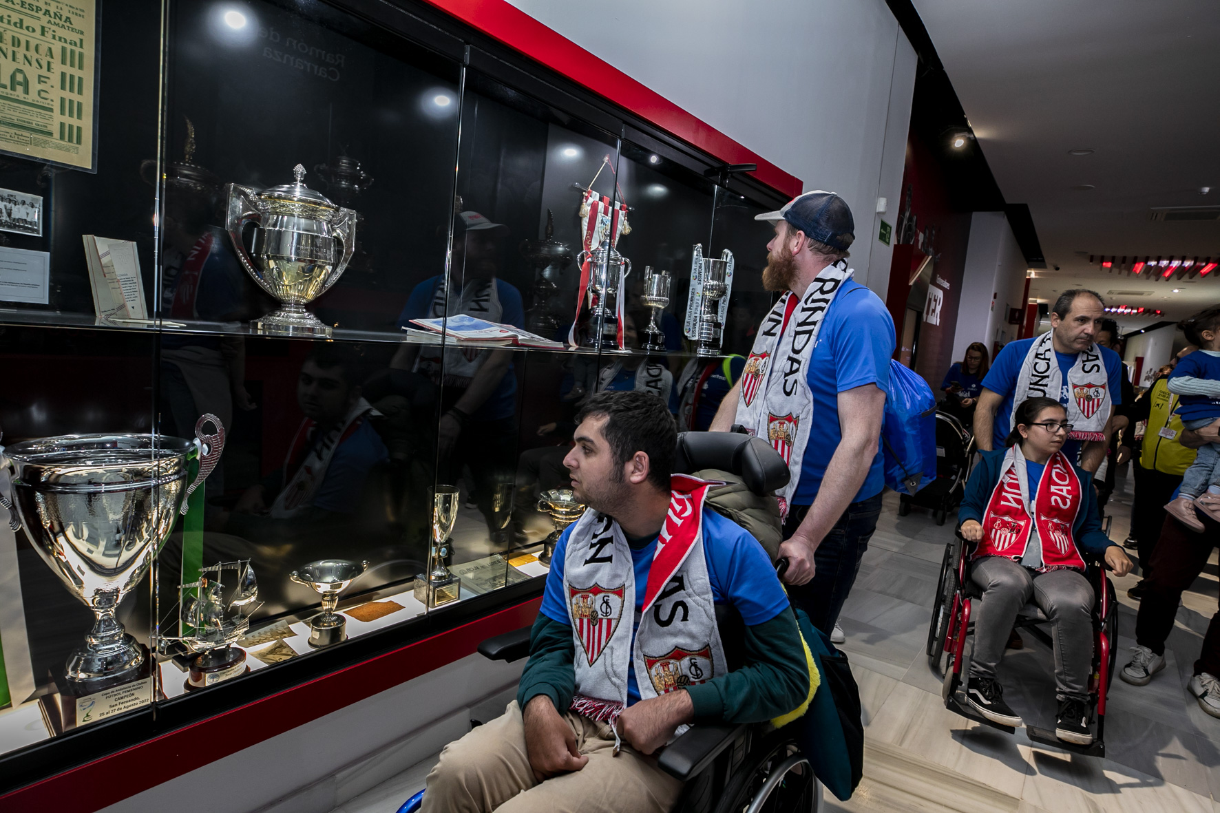 EQUIPO ZURICH AEFAT de visita al campo del Sevilla FC Foto Xavier dArquer