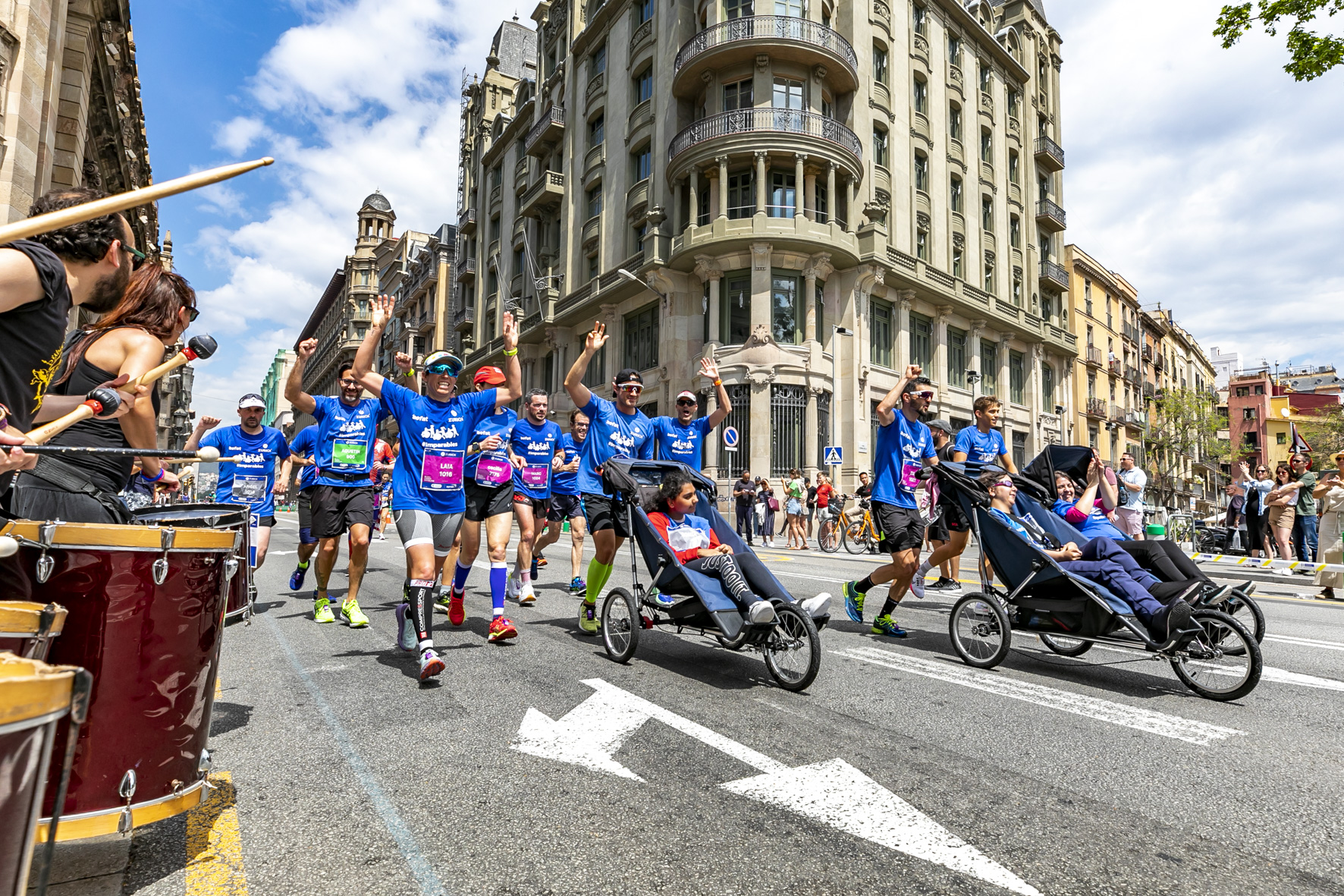 Tambores Equipo Zurich Aefat en Zurich Marató Barcelona 2022 Foto Xavier dArquer Doblestudio