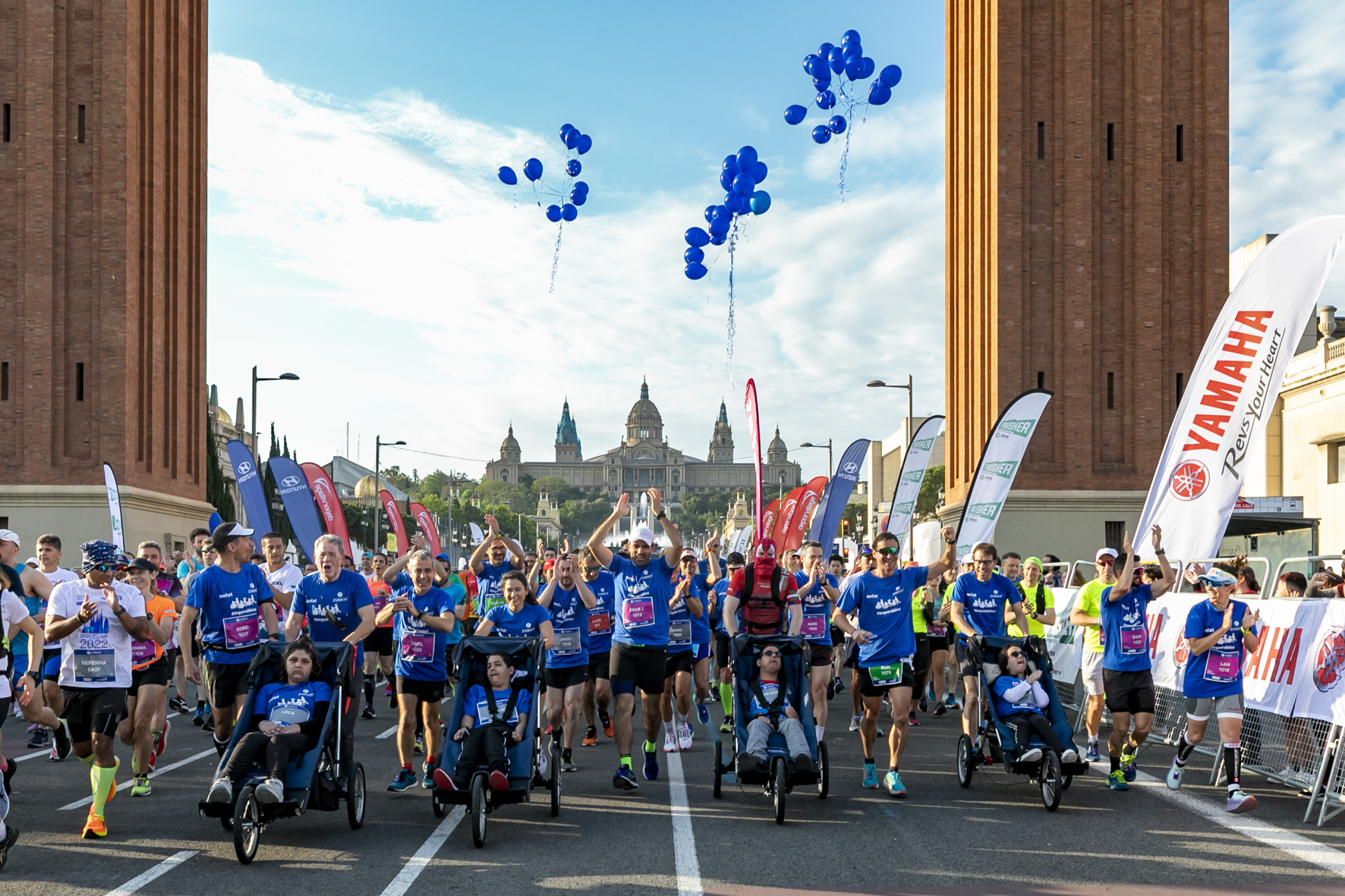 globos Equipo Zurich Aefat en Zurich Marató Barcelona 2022 Foto Xavier dArquer Doblestudio