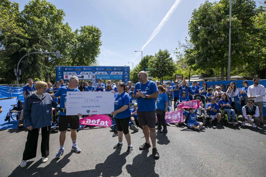 Equipo Zurich Aefat en Maratón Madrid 11 cheque Foto Xavier dArquer Doblestudio