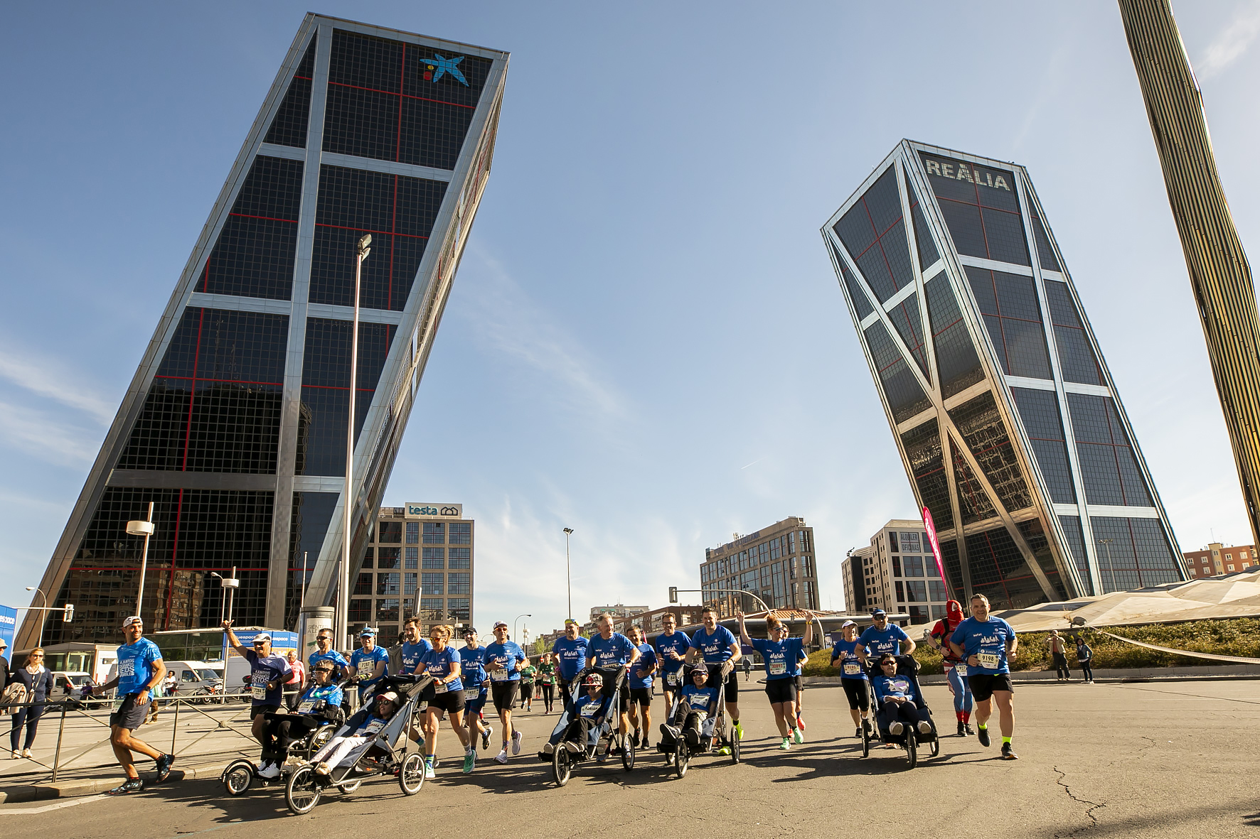 Equipo Zurich Aefat en Maratón Madrid 3 torres Foto Xavier dArquer Doblestudio