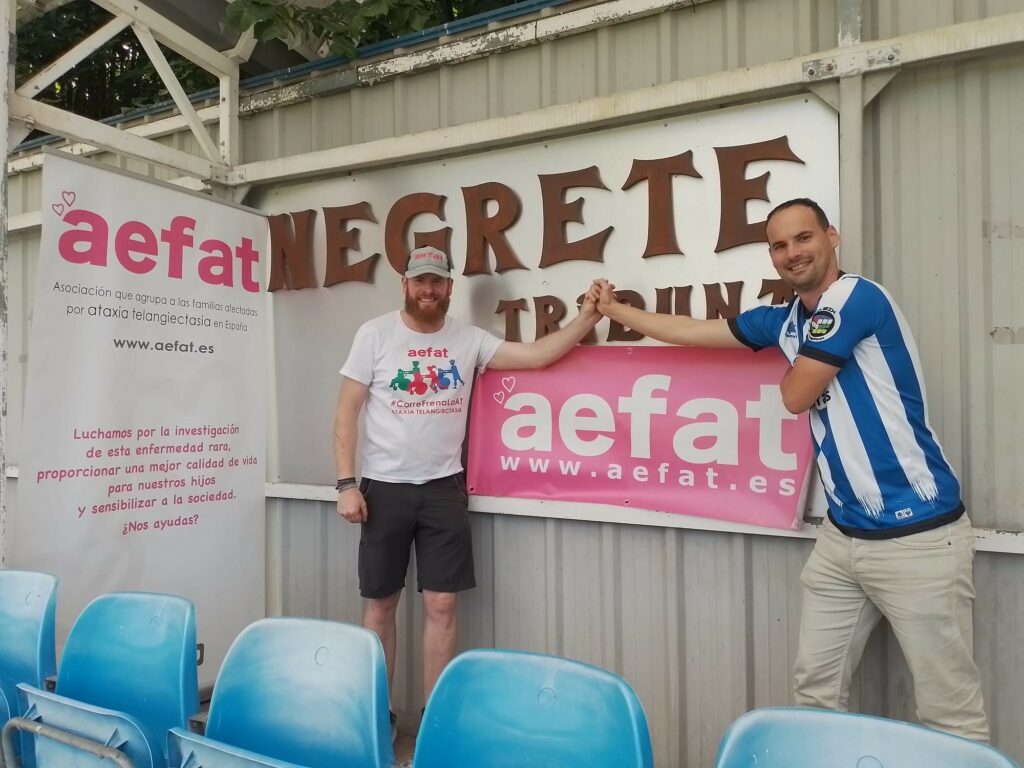 Laurentz Ibarrola presidente de Amurrio Club drcha. y Spiderabel de Amurrio Trail y corredor solidario con Aefat