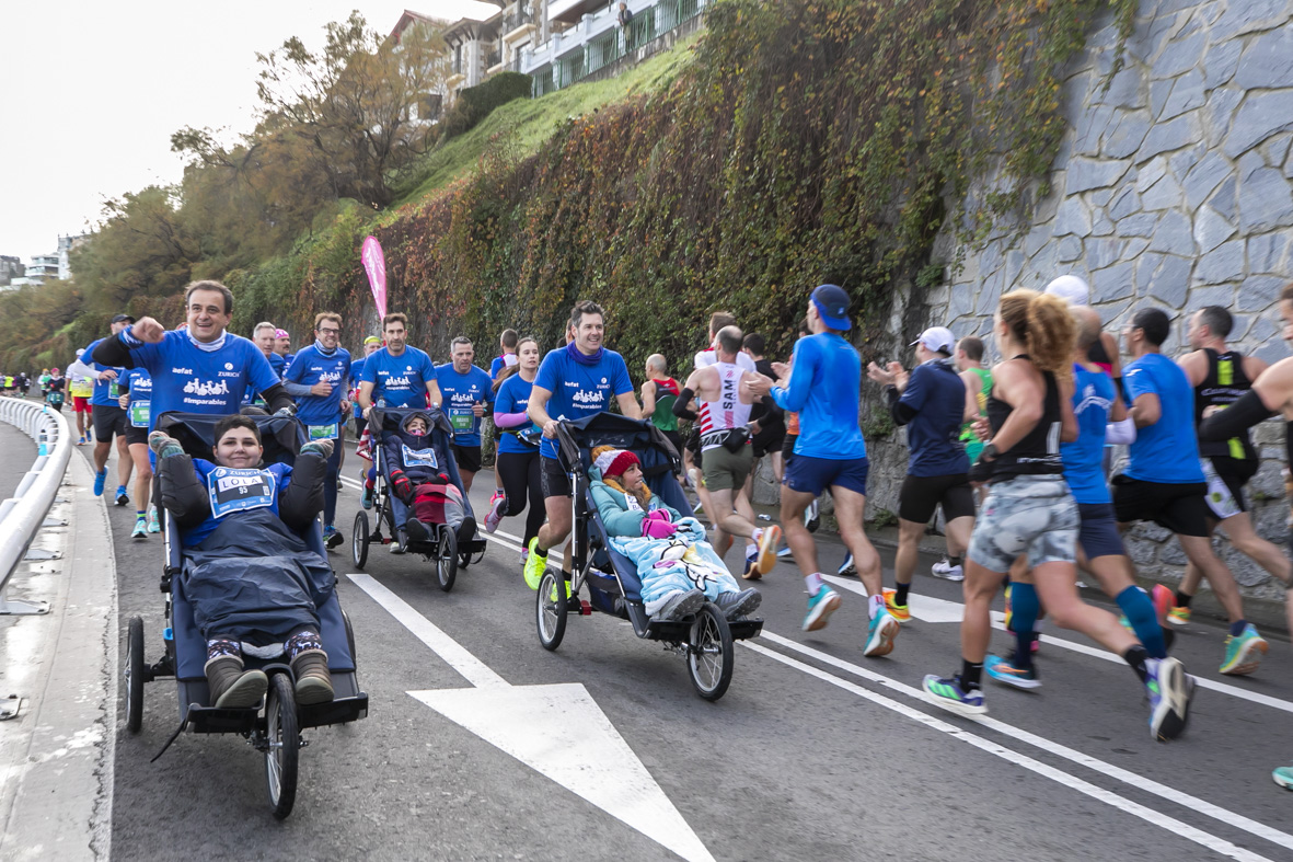 Equipo_Zurich_Aefat_-_Lola_y_Bárbara_-_Maratón_San_Sebastián_2023_-_Foto_Xavier_dArquer.jpg