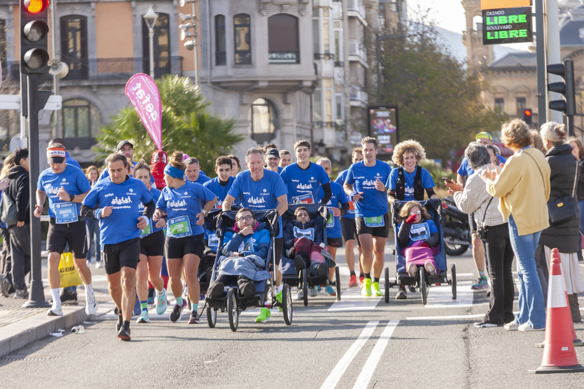 Equipo_Zurich_Aefat_animación_-_Maratón_San_Sebastián_2023_-_Foto_Xavier_dArquer.jpg