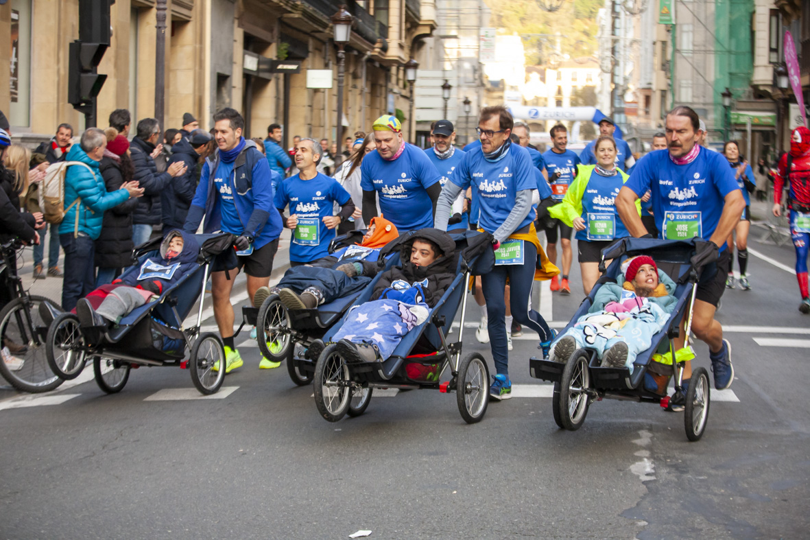Equipo_Zurich_Aefat_centro_-_Maratón_San_Sebastián_2023_-_Foto_Xavier_dArquer.jpg