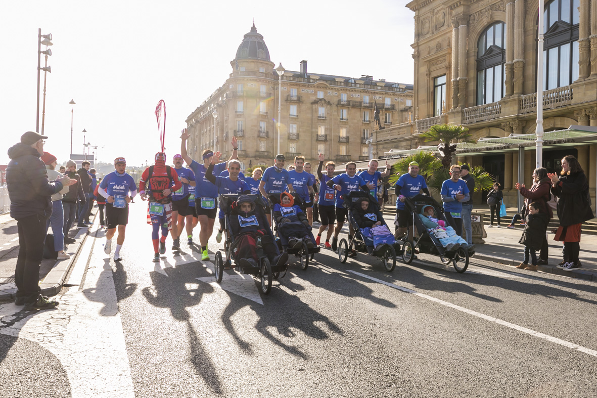 Equipo_Zurich_Aefat_hotel_animando_-_Maratón_San_Sebastián_2023_-_Foto_Xavier_dArquer.jpg