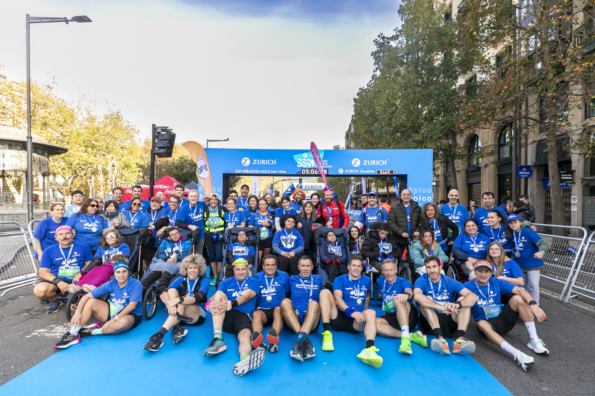 Equipo_Zurich_Aefat_meta_-_Maratón_San_Sebastián_2023_-_Foto_Xavier_dArquer.jpg