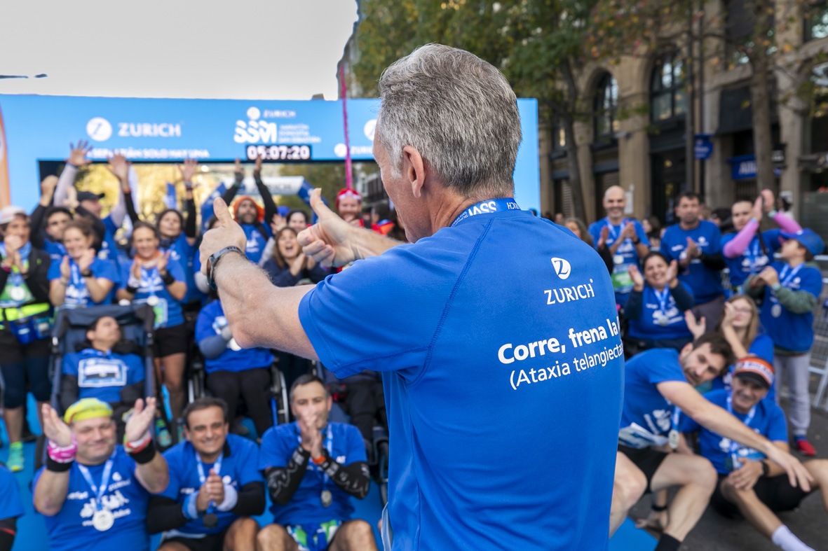 Equipo_Zurich_Aefat_meta_con_Gary_-_Maratón_San_Sebastián_2023_-_Foto_Xavier_dArquer.jpg