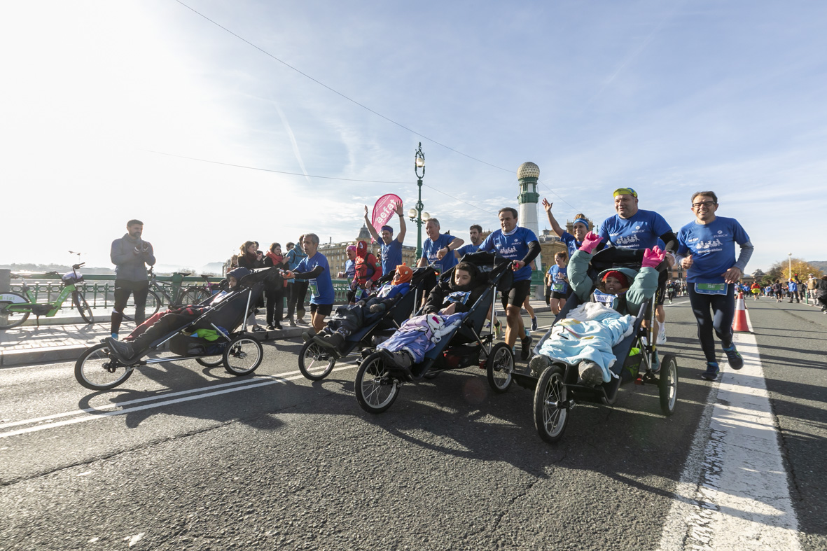 Equipo_Zurich_Aefat_puente_-_Maratón_San_Sebastián_2023_-_Foto_Xavier_dArquer.jpg