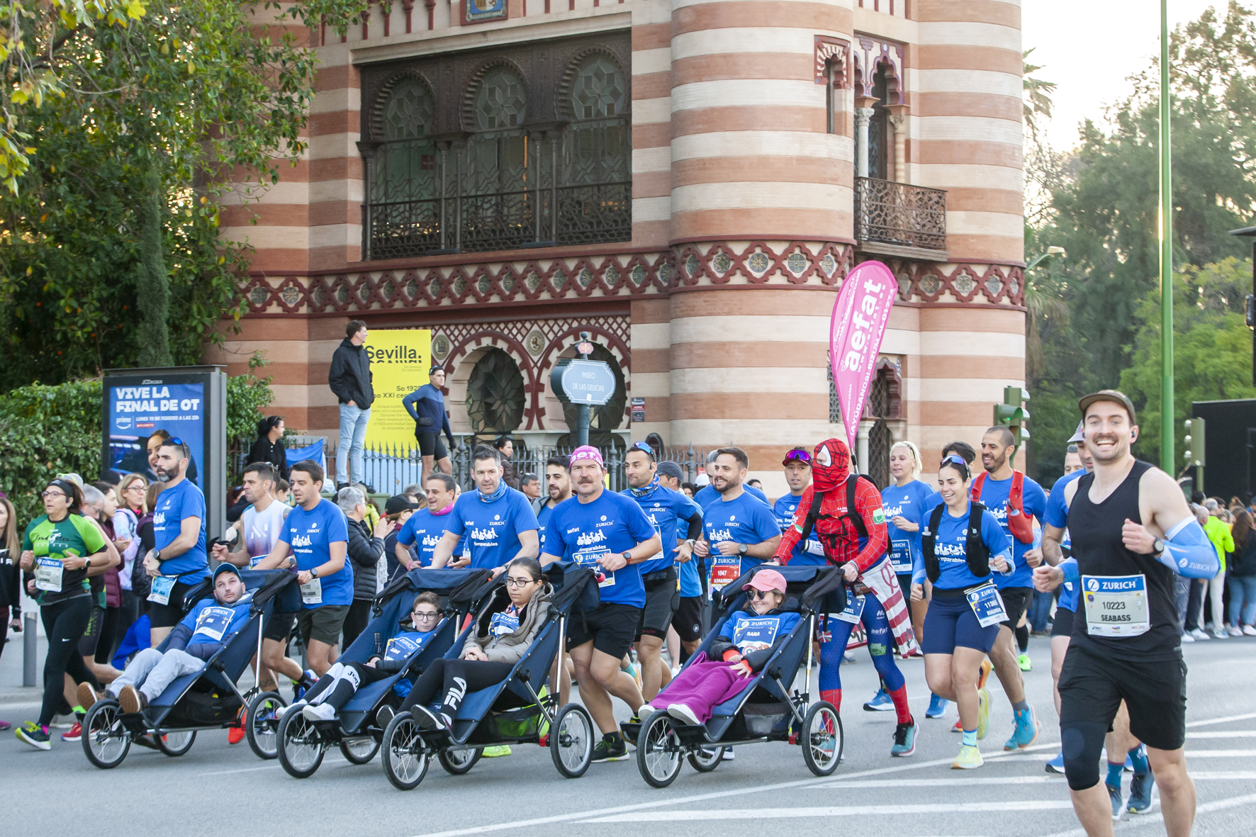1_EQUIPO_ZURICH_AEFAT_EN_MARATÓN_SEVILLA_2024_-_Fotos_Xavier_dArquer.jpg