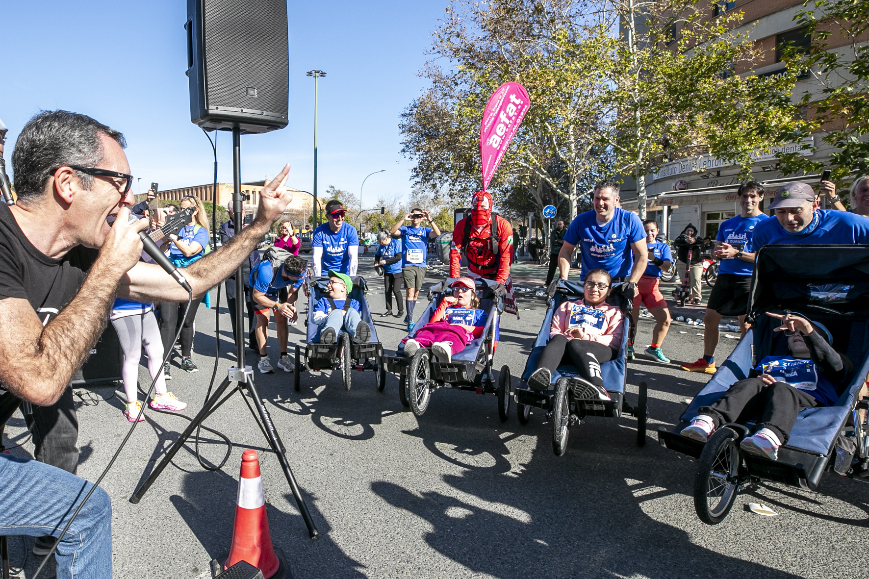 4_EQUIPO_ZURICH_AEFAT_EN_MARATÓN_SEVILLA_2024_-_Fotos_Xavier_dArquer.jpg