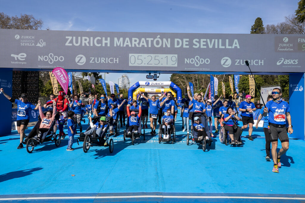 6_EQUIPO_ZURICH_AEFAT_EN_MARATÓN_SEVILLA_2024_-_Fotos_Xavier_dArquer.jpg