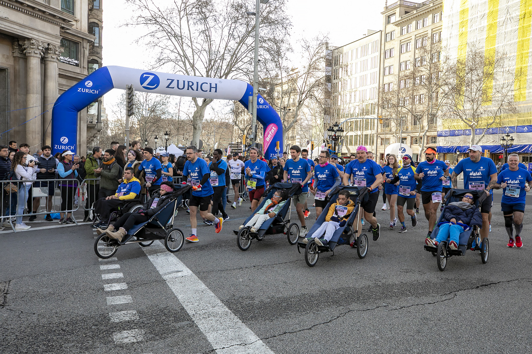 Equipo_Zurich_Aefat_en_Marató_Barcelona_2024_Foto_Xavier_dArquer_1.jpg