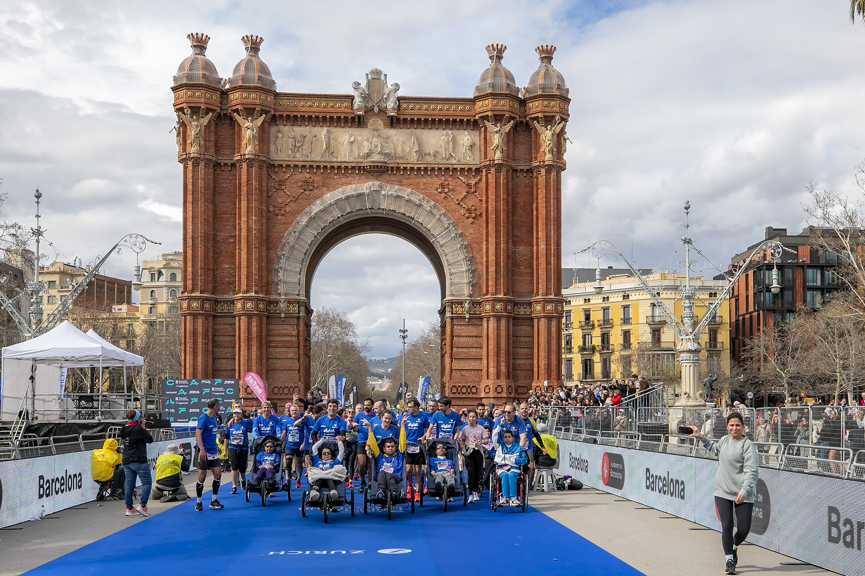 Equipo_Zurich_Aefat_en_Marató_Barcelona_2024_Foto_Xavier_dArquer_9.jpg