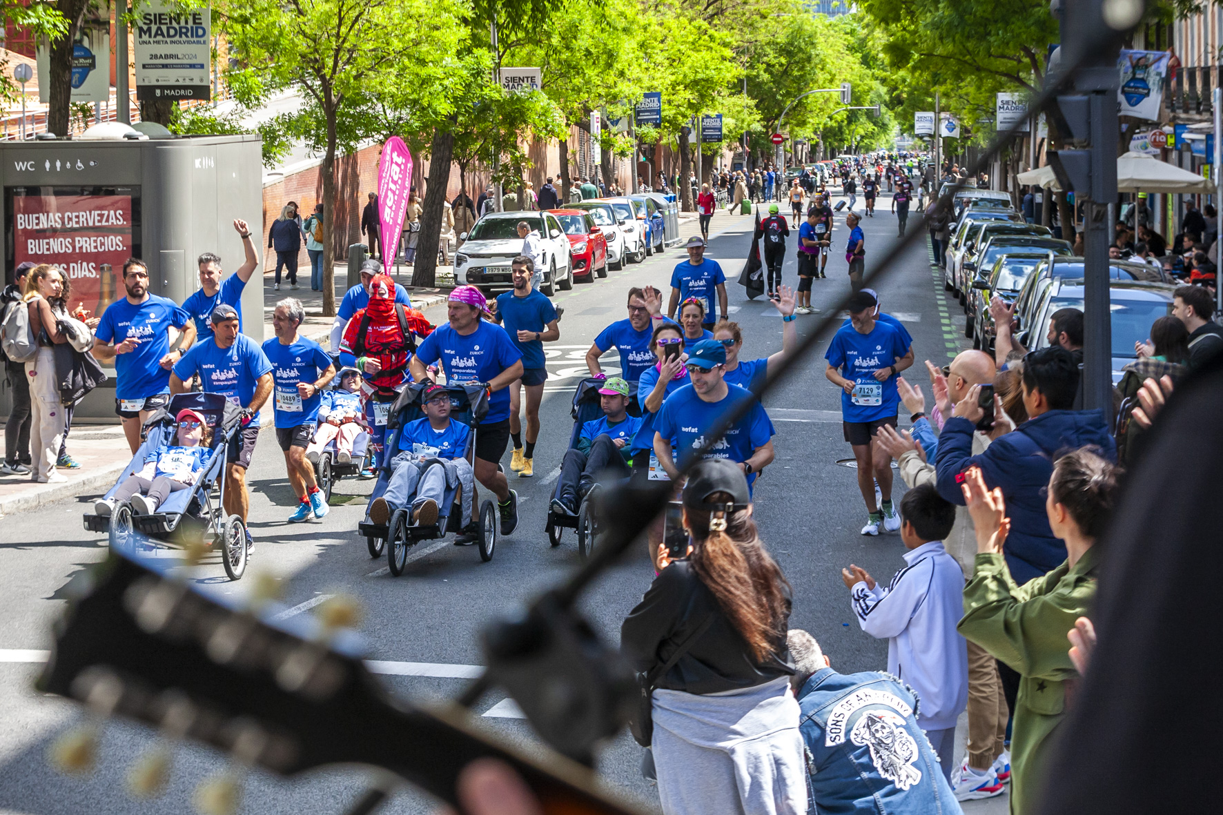 Afectados con ataxia telangiectasia participando en un maratón con el Equipo Zurich Aefat Equipo Zurich Aefat en Maratón Madrid 2024 Foto Xavier dArquer Doblestudio 1
