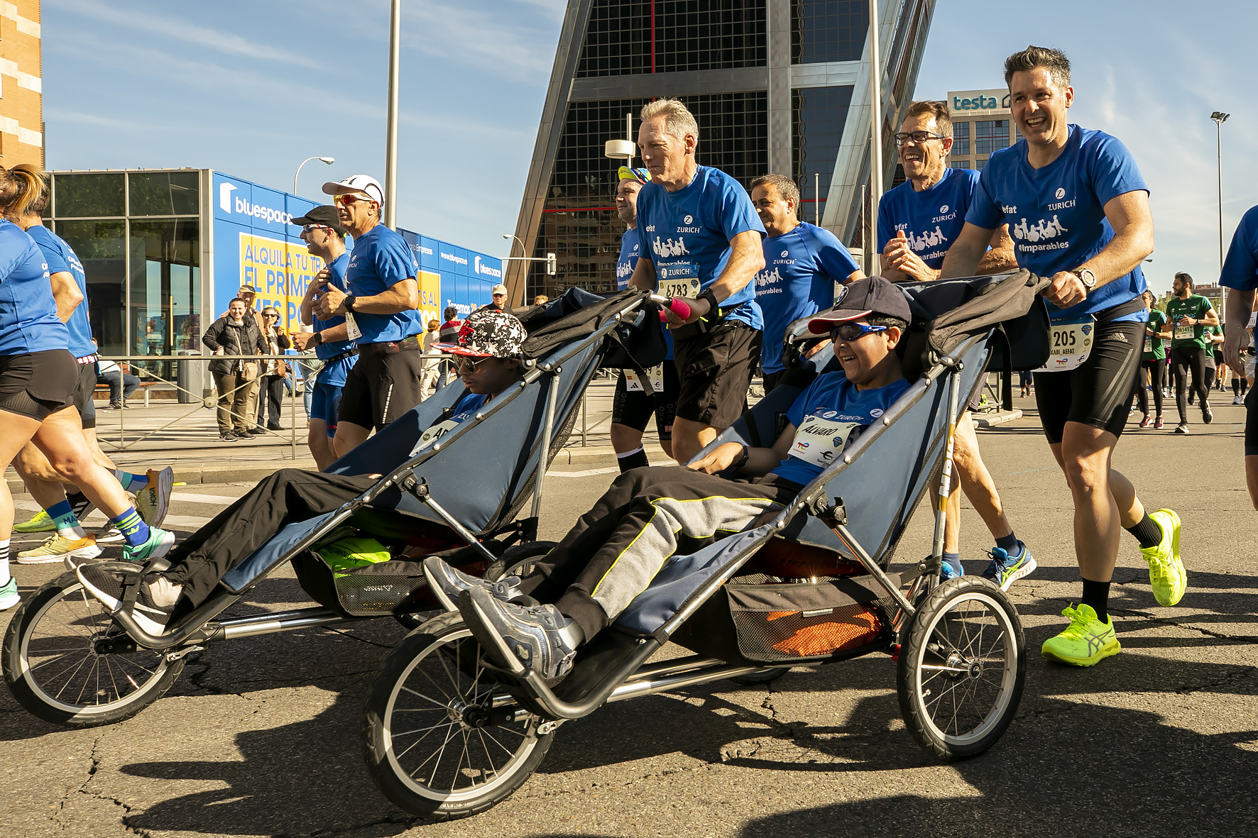 Equipo_Zurich_Aefat_en_Maratón_Madrid_4_con_Gary_tirando_de_silla_centro_Foto_Xavier_dArquer_-_Doblestudio.jpg