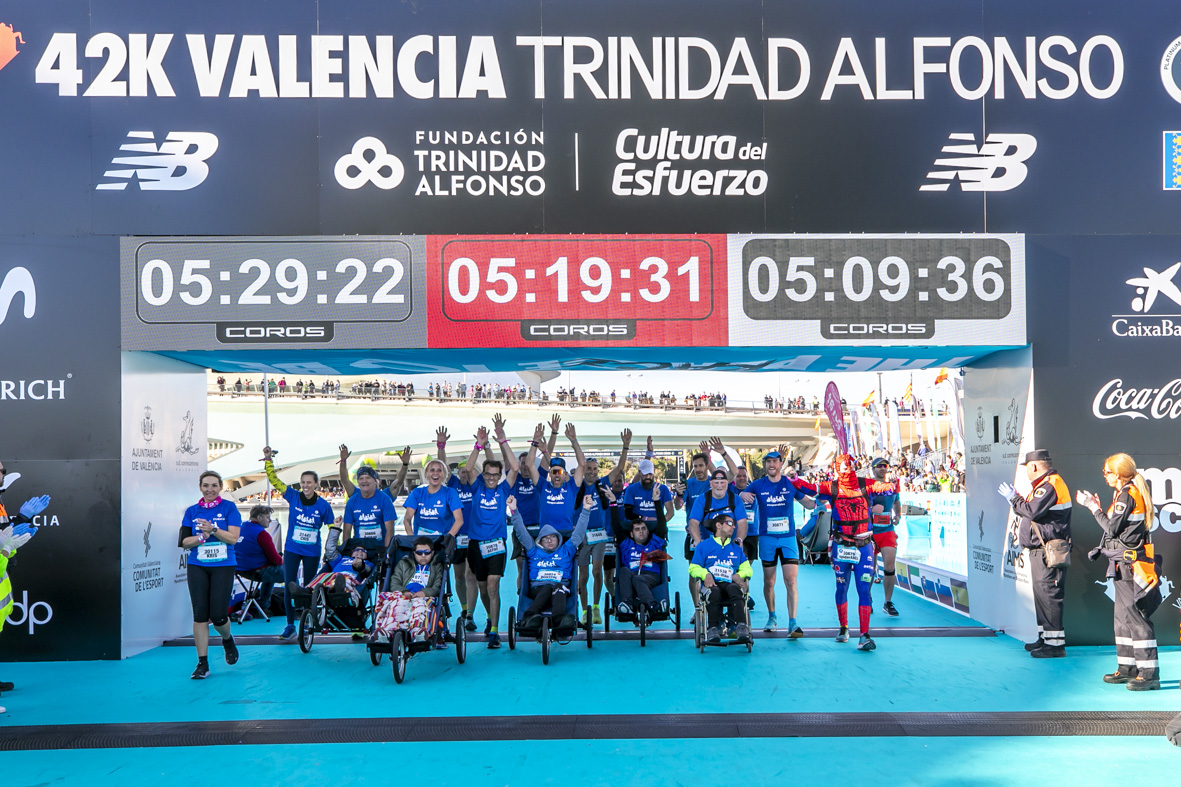 Equipo_Zurich_Aefat_en_Maratón_Valencia_2023_Foto_Xavier_dArquer_Doblestudio_2.jpg