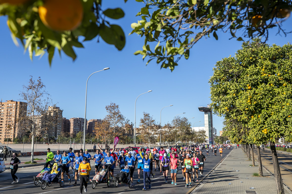 Equipo_Zurich_Aefat_en_Maratón_Valencia_2023_Foto_Xavier_dArquer_Doblestudio_3.jpg