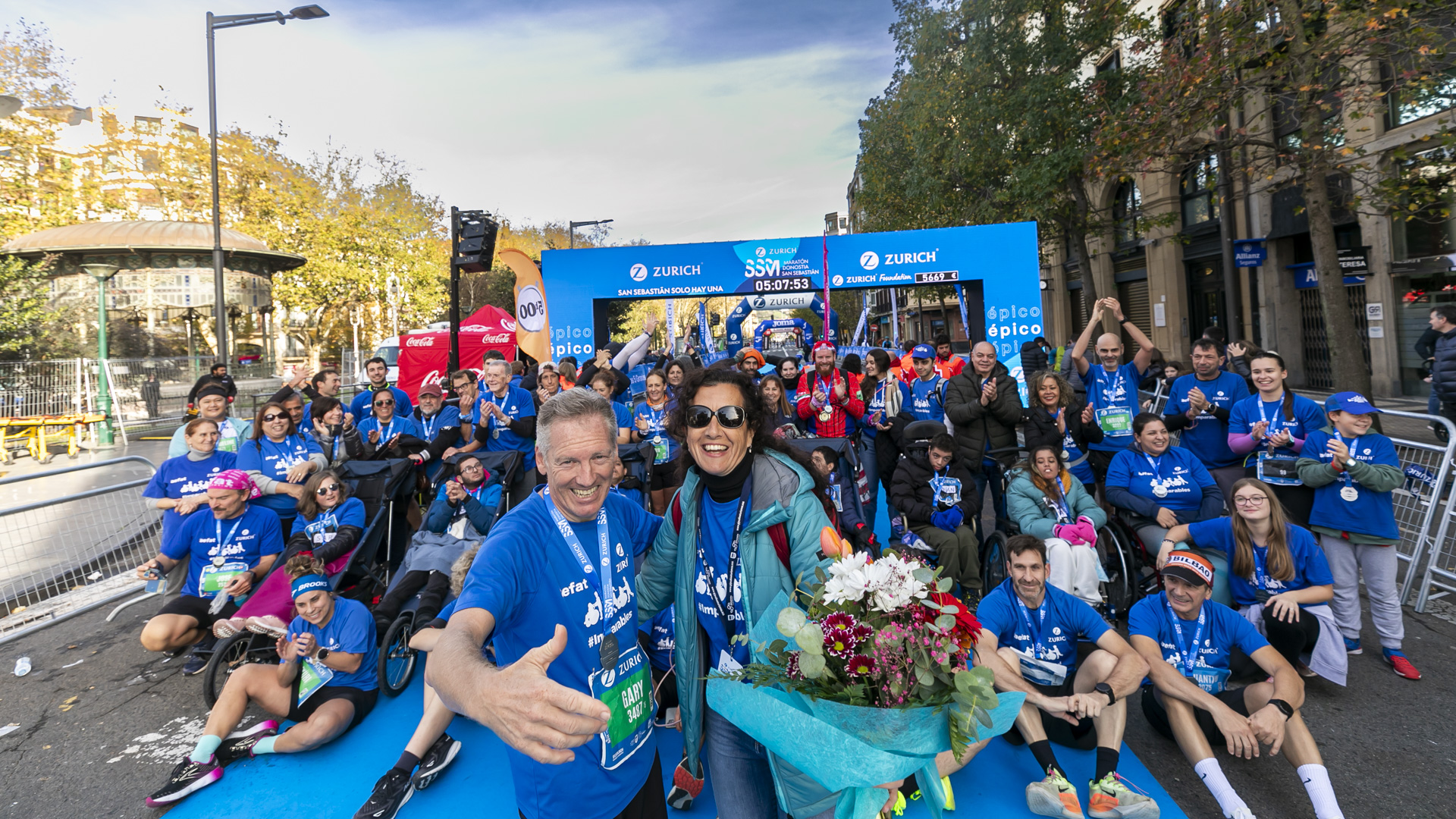 Equipo_Zurich_Aefat_en_meta_con_Gary-_Maratón_San_Sebastián_2023_-_Foto_Xavier_dArquer.jpg
