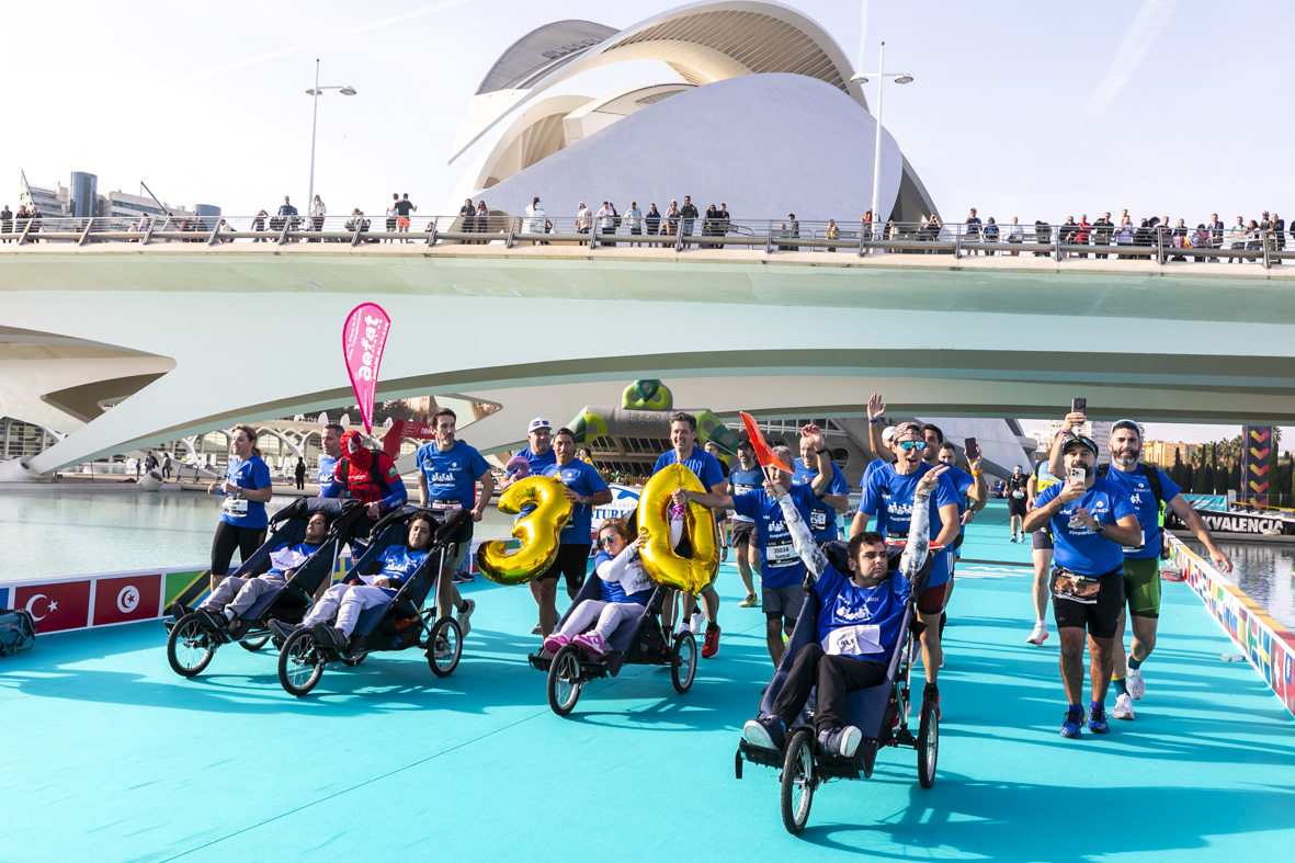 Equipo_Zurich_Aefat_en_Maratón_Valencia_2024_Foto_Xavier_dArquer-Doblestudio_1.jpg