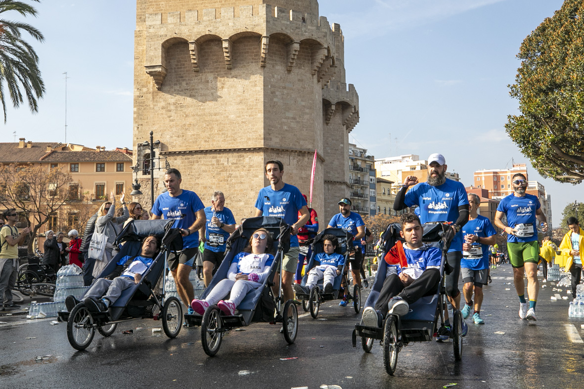 Equipo_Zurich_Aefat_en_Maratón_Valencia_2024_Foto_Xavier_dArquer-Doblestudio_3.jpg