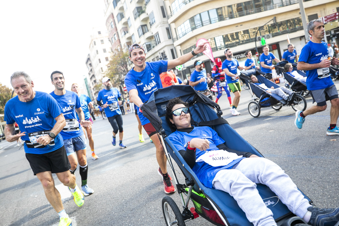 Equipo_Zurich_Aefat_en_Maratón_Valencia_2024_Foto_Xavier_dArquer-Doblestudio_4.jpg