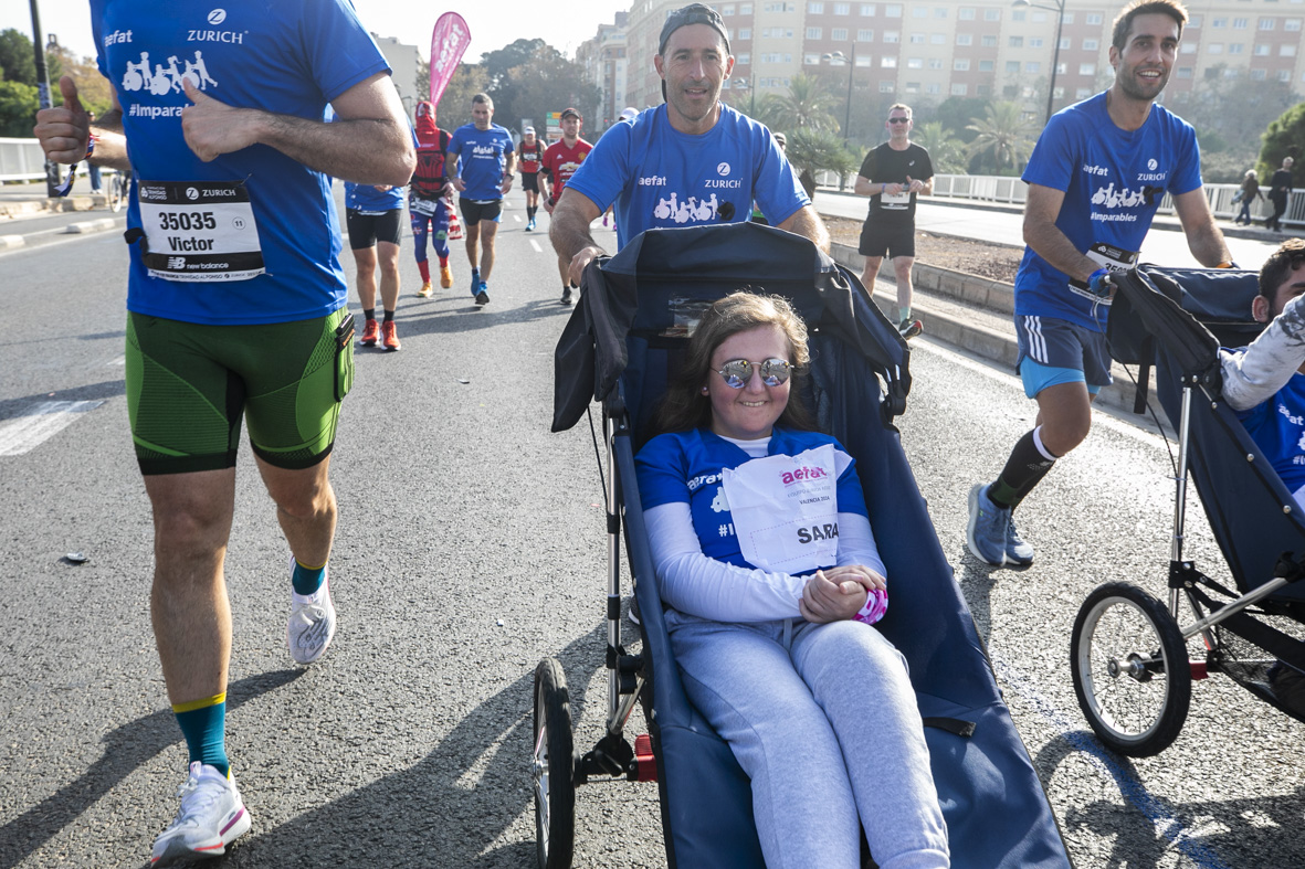 Equipo_Zurich_Aefat_en_Maratón_Valencia_2024_Foto_Xavier_dArquer-Doblestudio_5.jpg