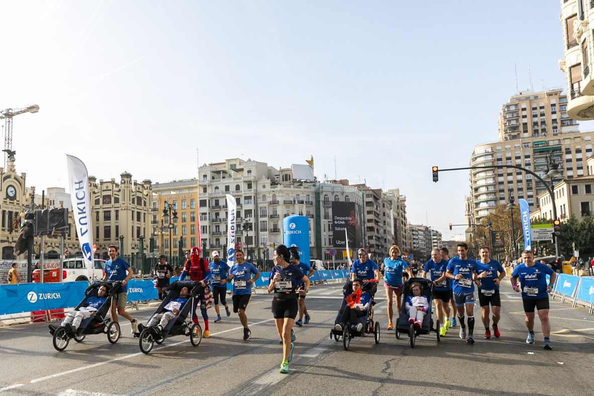 Equipo_Zurich_Aefat_en_Maratón_Valencia_2024_Foto_Xavier_dArquer-Doblestudio_6.jpg