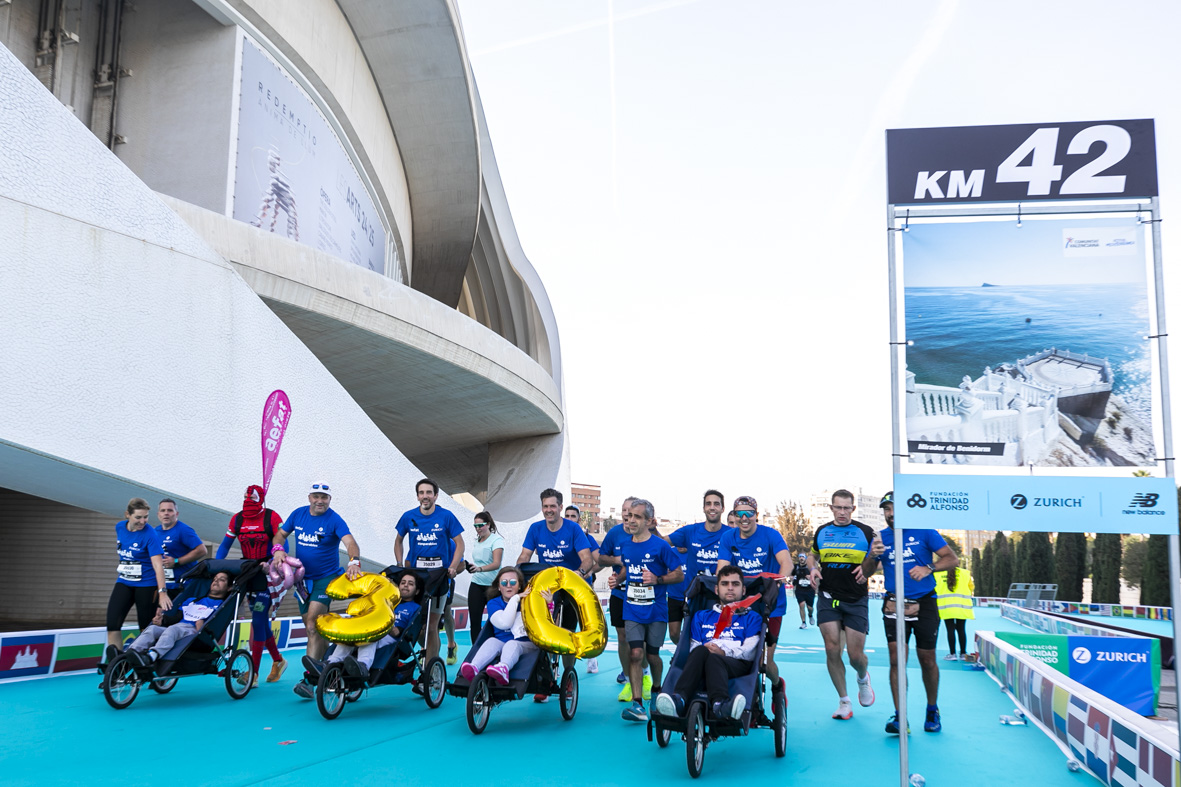 Equipo Zurich Aefat en Maratón Valencia 2024 Foto Xavier dArquer Doblestudio 7