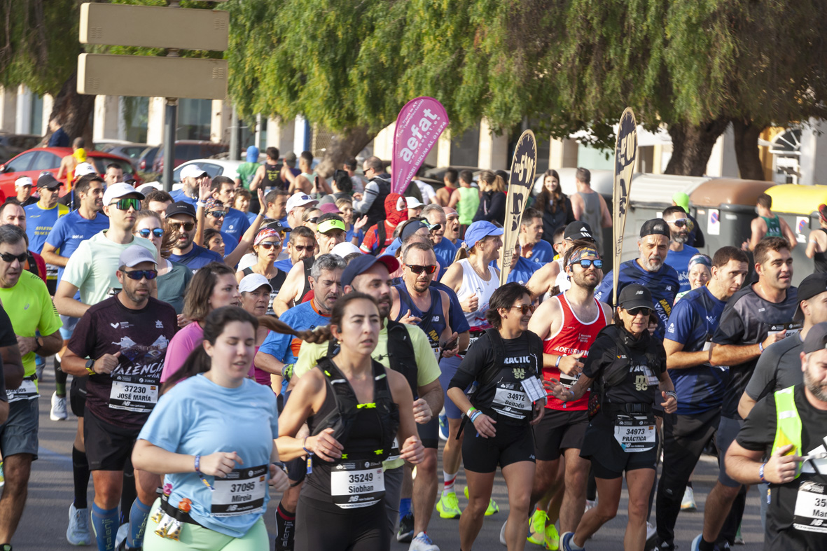 Equipo_Zurich_Aefat_en_Maratón_Valencia_2024_Foto_Xavier_dArquer-Doblestudio_8.jpg