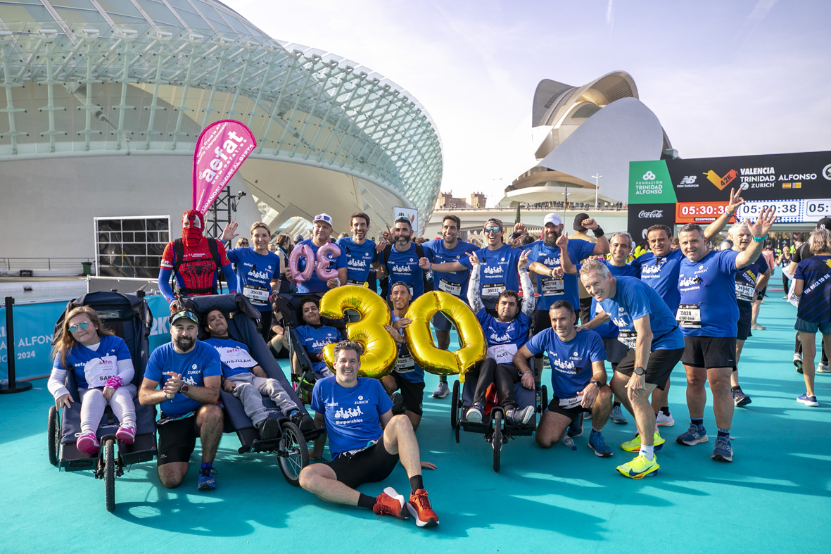 Equipo_Zurich_Aefat_en_Maratón_Valencia_2024_Foto_Xavier_dArquer-Doblestudio_meta.jpg
