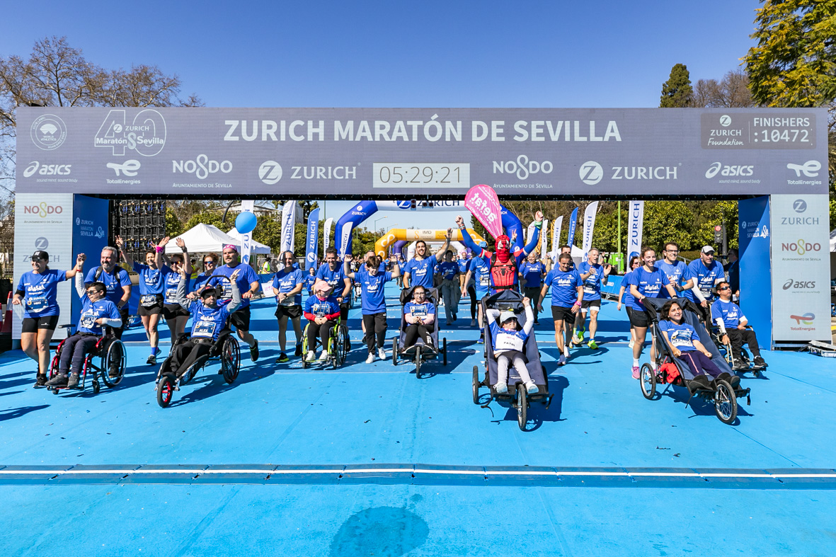 Equipo_Zurich_Aefat_en_Maratón_Sevilla_2025_Foto_Xavier_dArquer_0.jpg