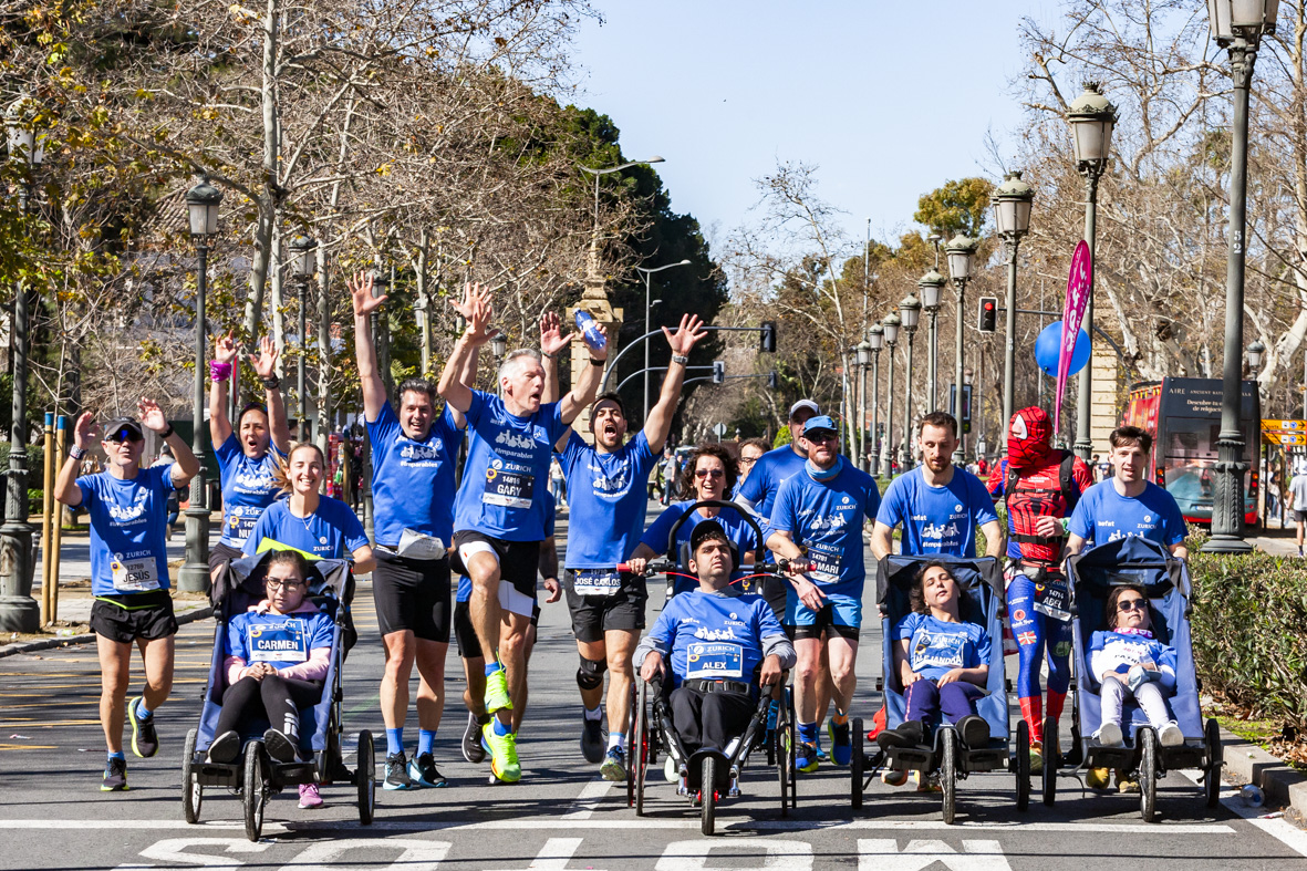 Equipo_Zurich_Aefat_en_Maratón_Sevilla_2025_Foto_Xavier_dArquer_2.jpg