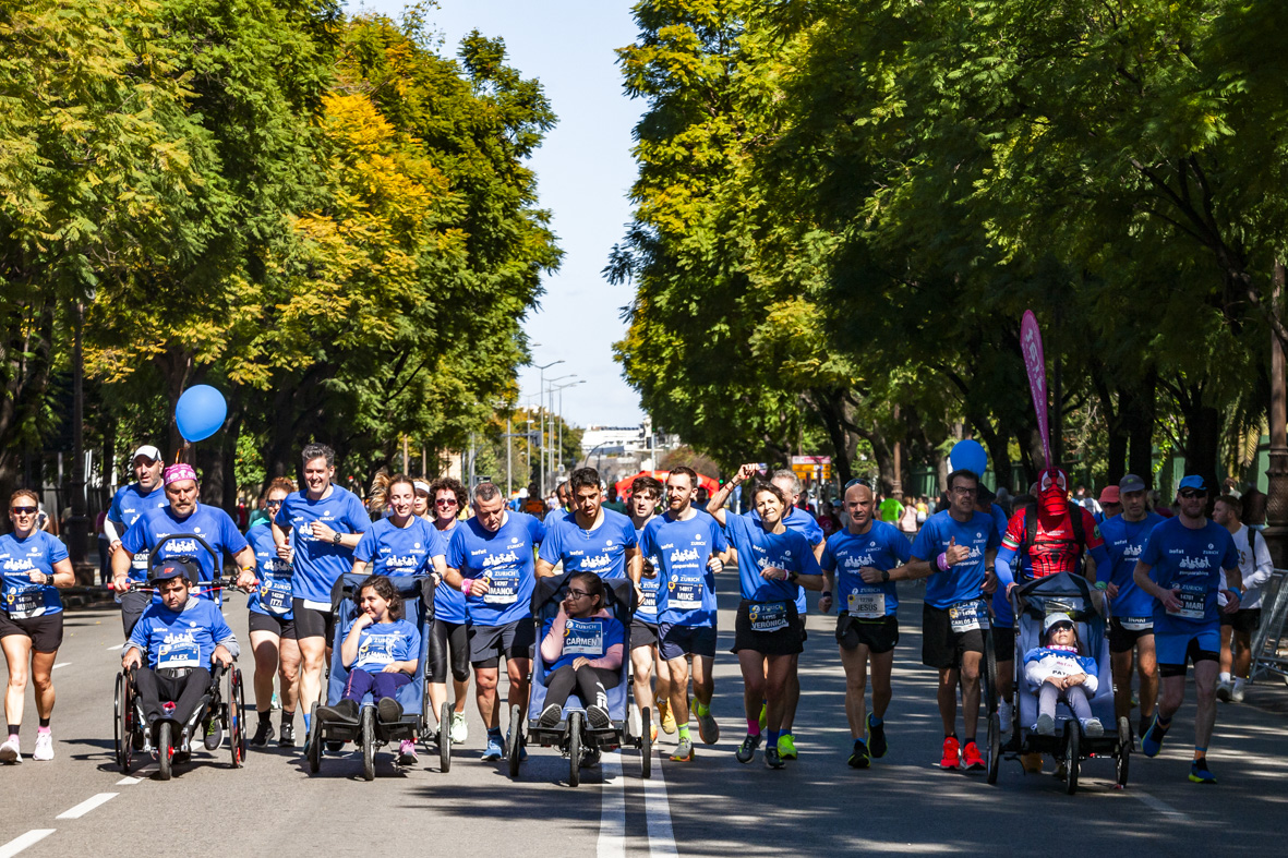 Equipo_Zurich_Aefat_en_Maratón_Sevilla_2025_Foto_Xavier_dArquer_3.jpg