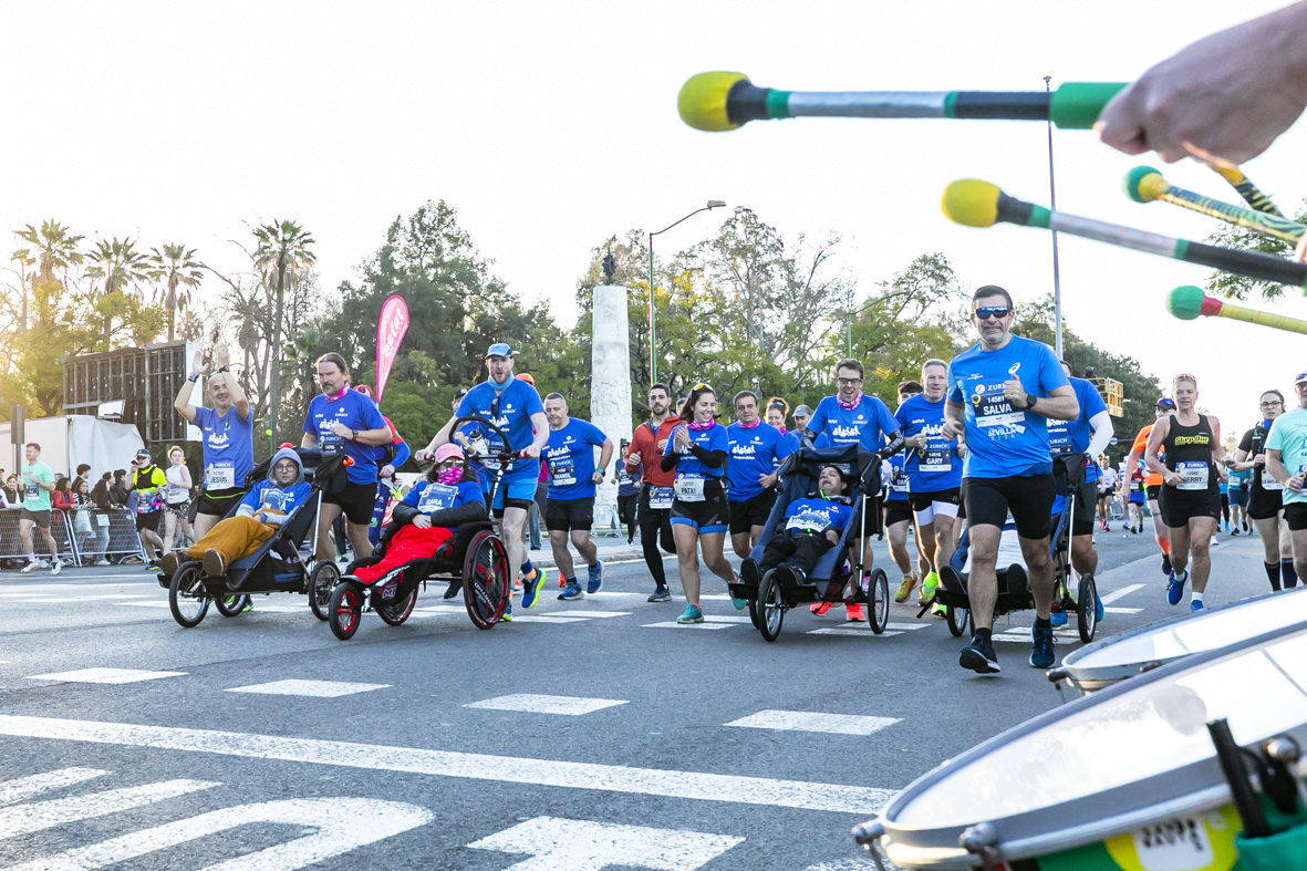 Equipo_Zurich_Aefat_en_Maratón_Sevilla_2025_Foto_Xavier_dArquer_4.jpg