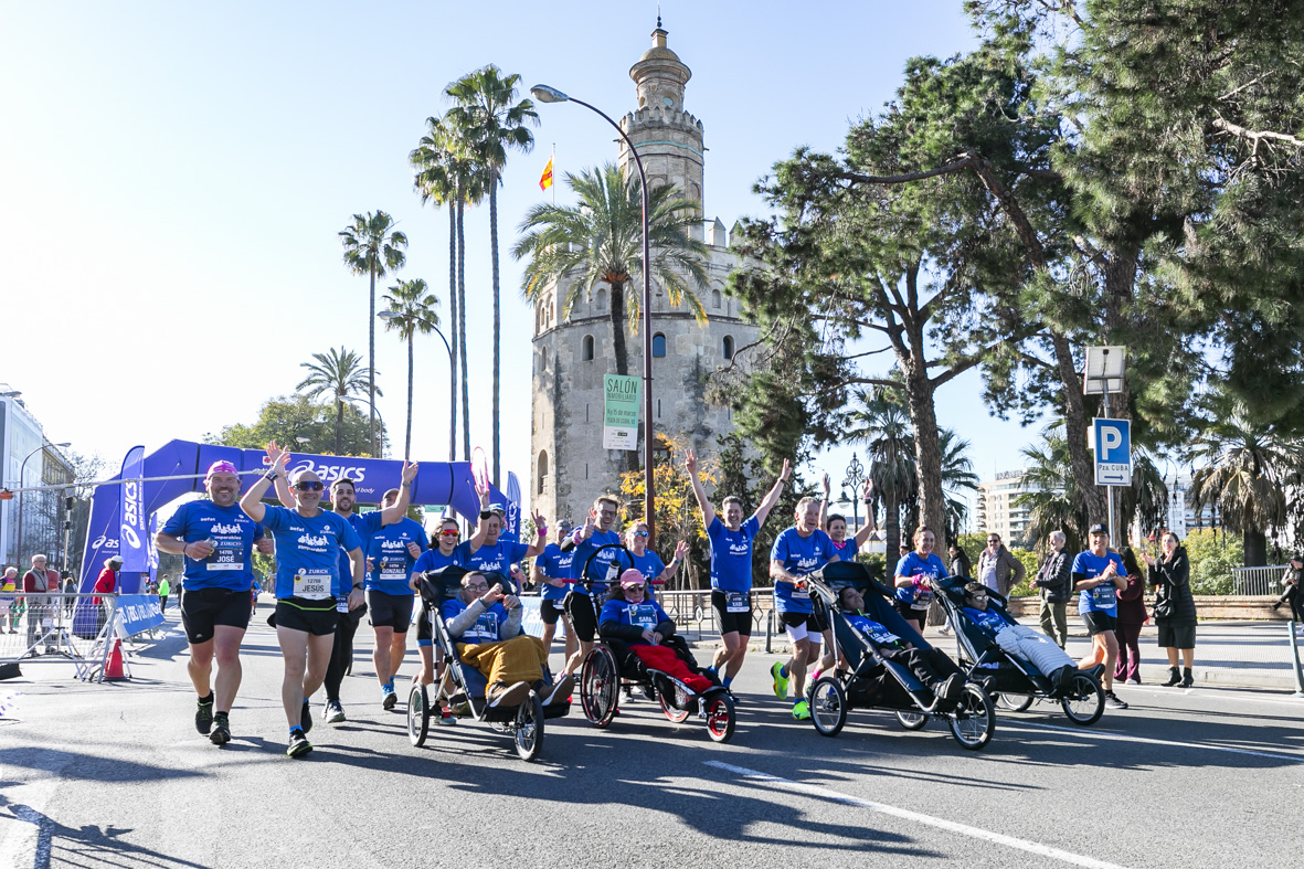 Equipo_Zurich_Aefat_en_Maratón_Sevilla_2025_Foto_Xavier_dArquer_6.jpg