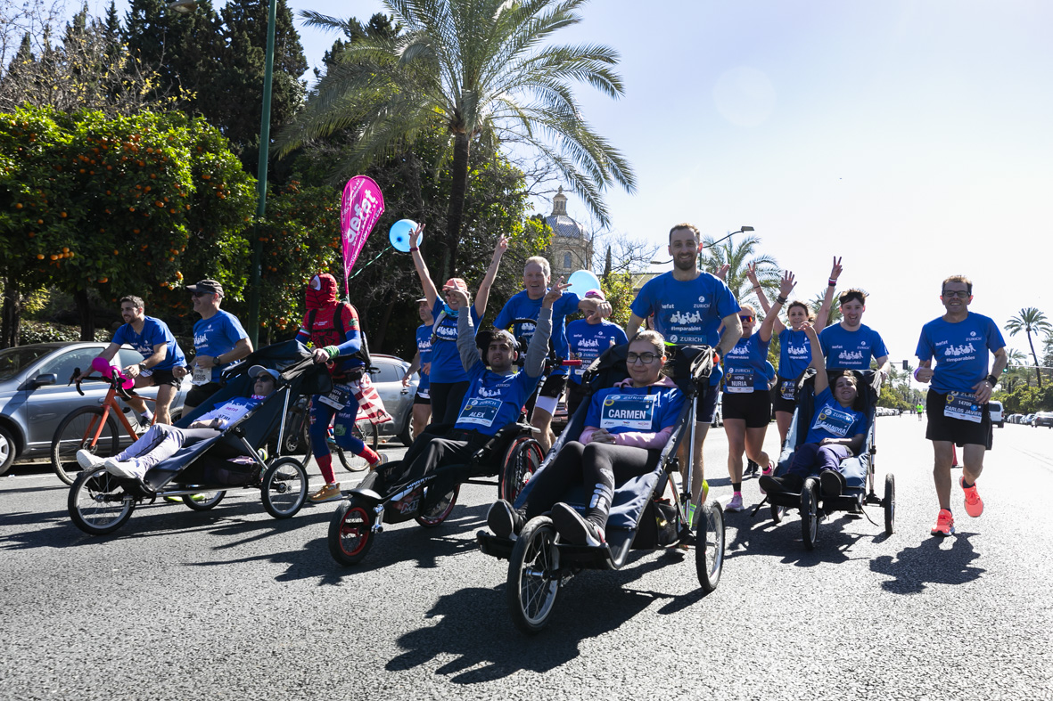 Gary_y_familia_Equipo_Zurich_Aefat_en_Maratón_Sevilla_2025_2.jpg