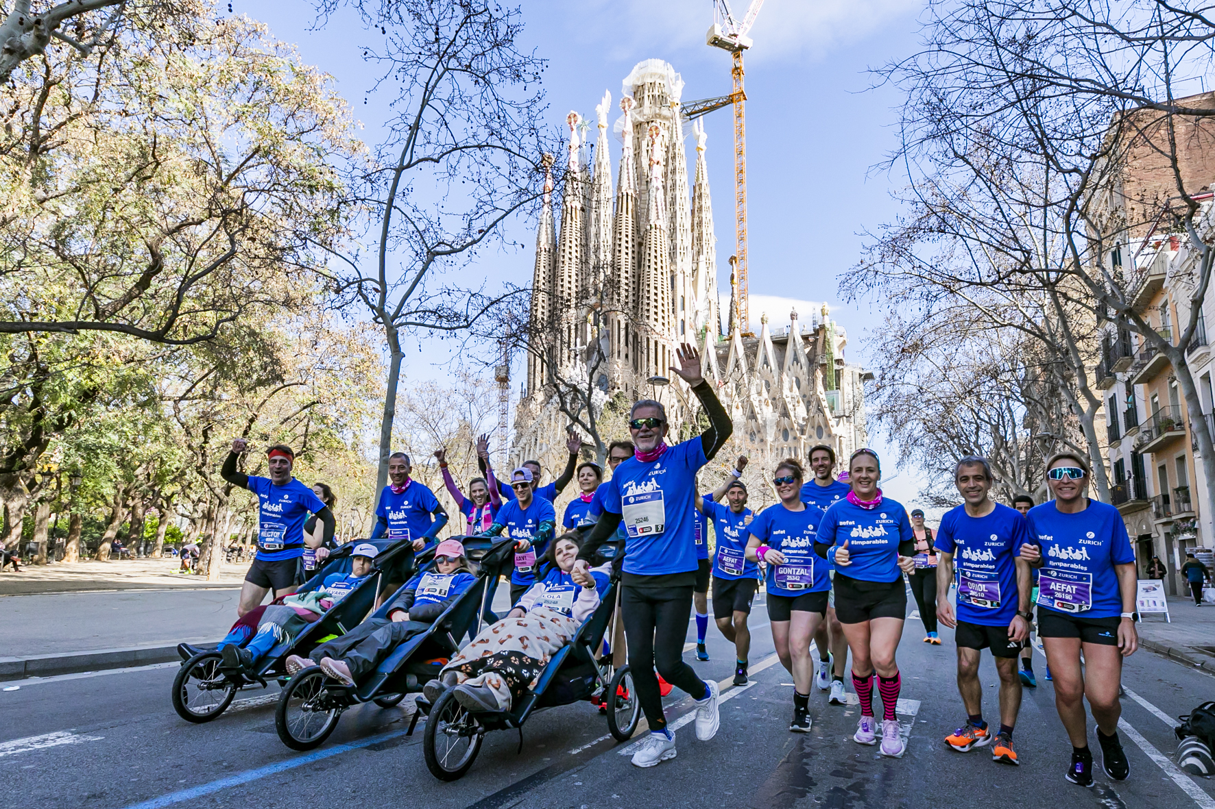Equipo_Zurich_Aefat_en_Marató_Barcelona_2025_Foto_Xavier_dArquer_4.jpg