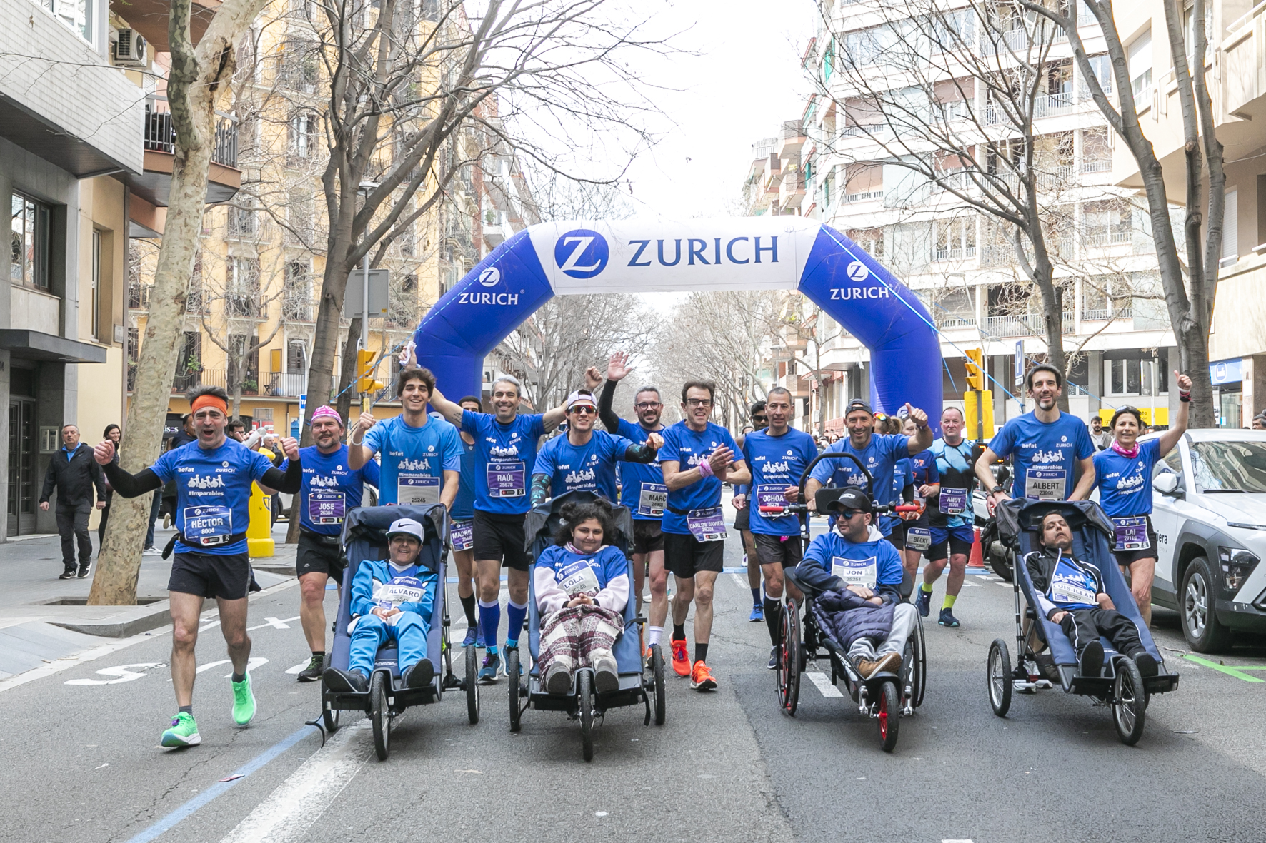 Equipo Zurich Aefat en Marató Barcelona 2025 Foto Xavier dArquer 5